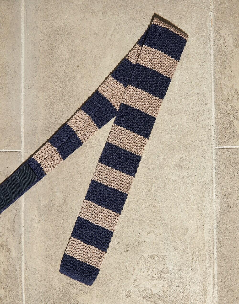 BRUNELLO CUCINELLI MEN'S NAVY AND BEIGE STRIPED KNIT TIE