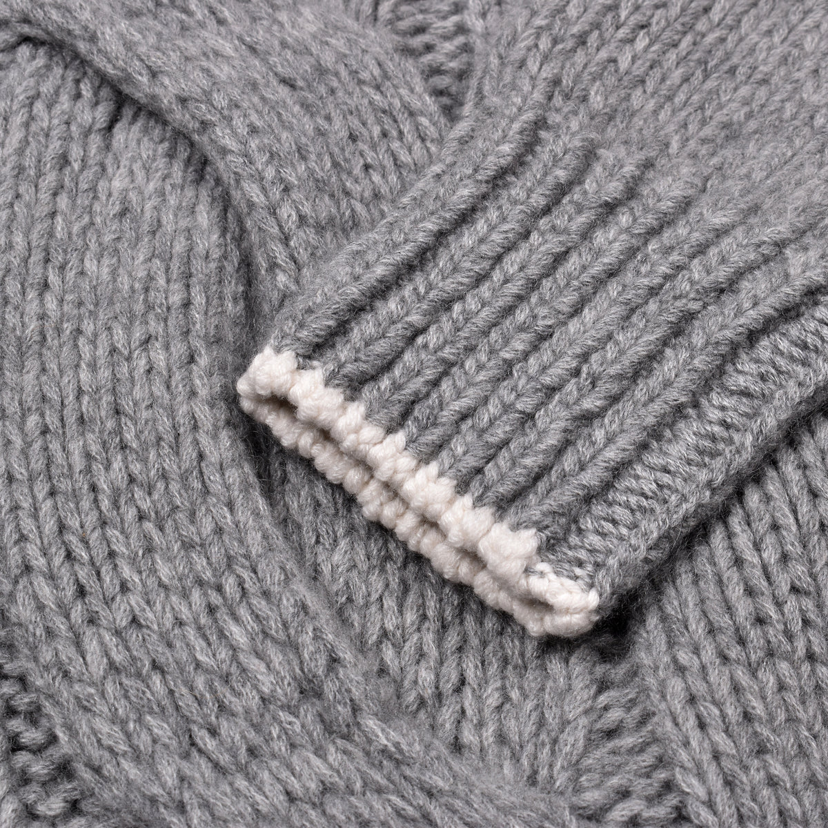BRUNELLO CUCINELLI MEN'S LIGHT GREY CASHMERE TURTLENECK SWEATER