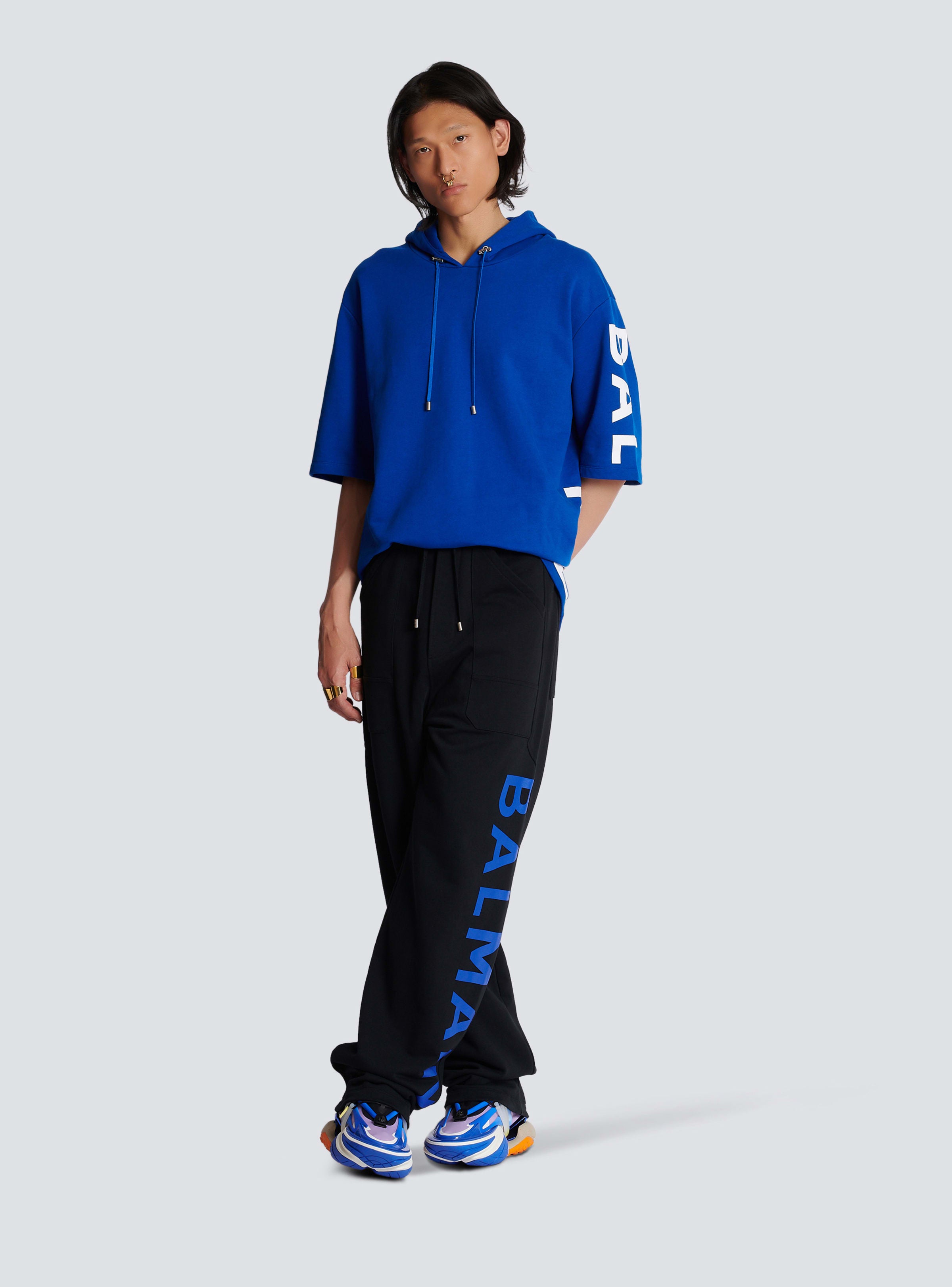 BALMAIN MEN'S BLACK ELECTRIC BLUE PRINTED TROUSERS