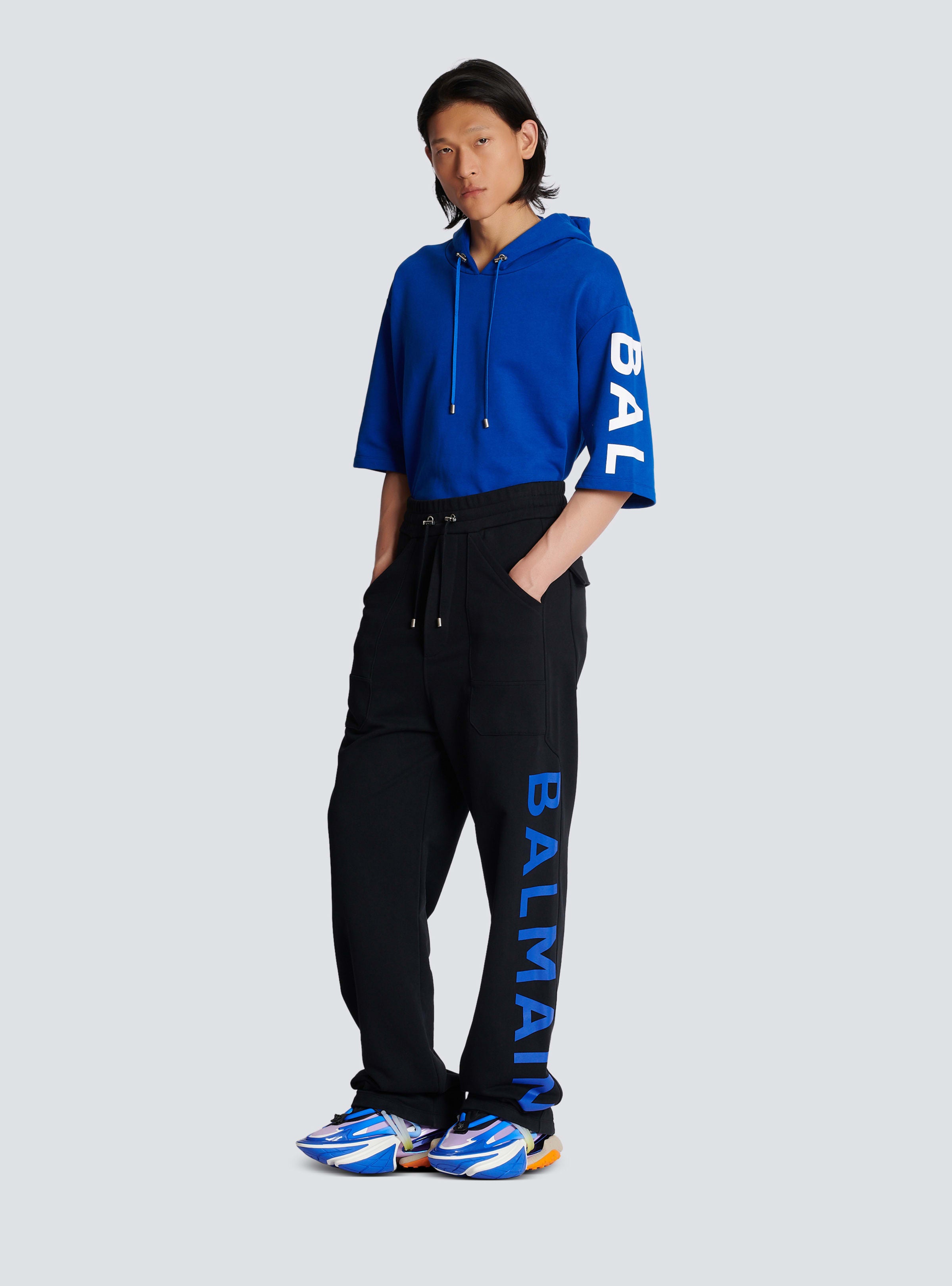 BALMAIN MEN'S BLACK ELECTRIC BLUE PRINTED TROUSERS