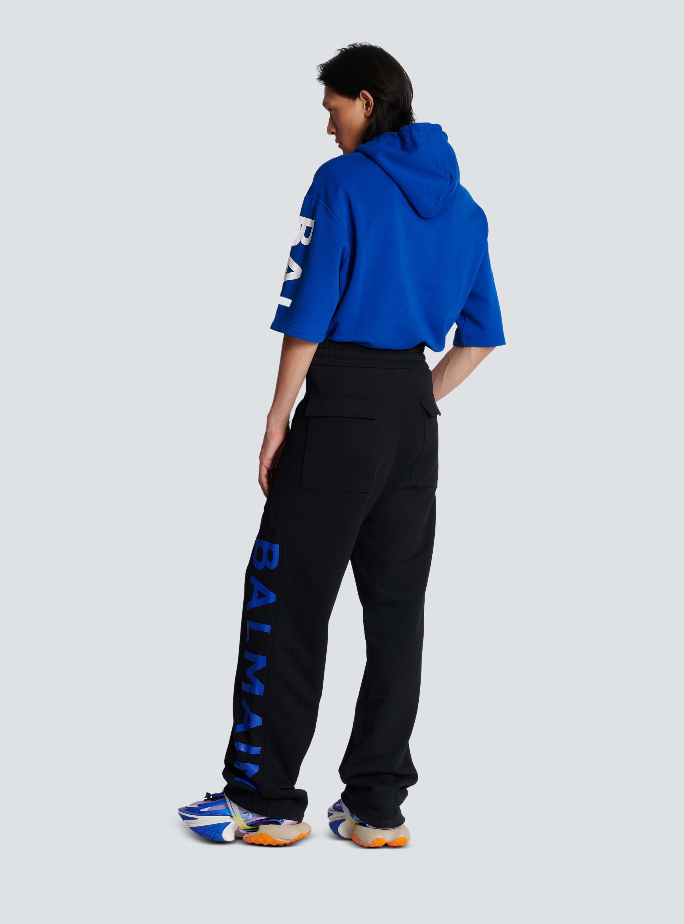 BALMAIN MEN'S BLACK ELECTRIC BLUE PRINTED TROUSERS