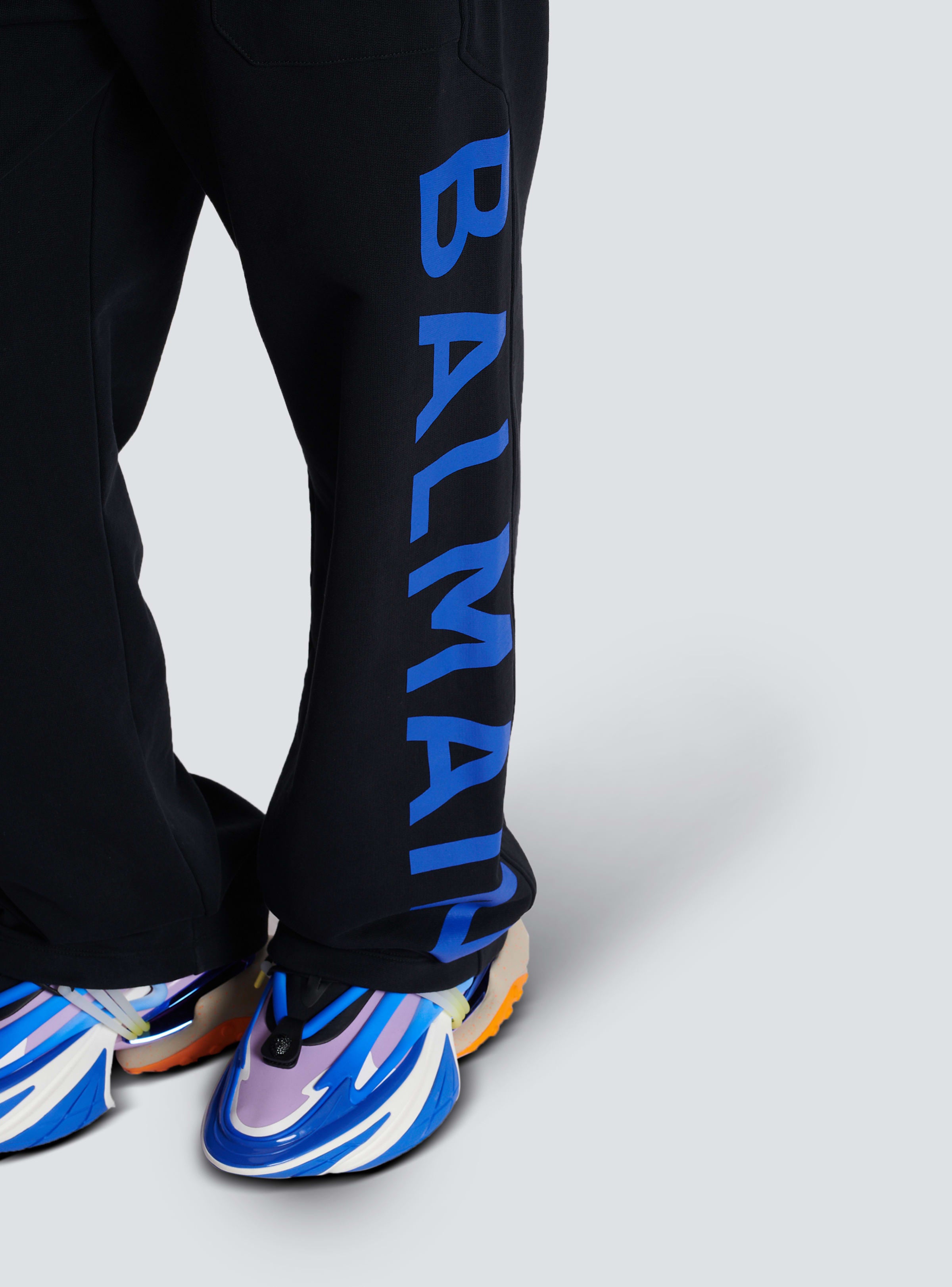 BALMAIN MEN'S BLACK ELECTRIC BLUE PRINTED TROUSERS