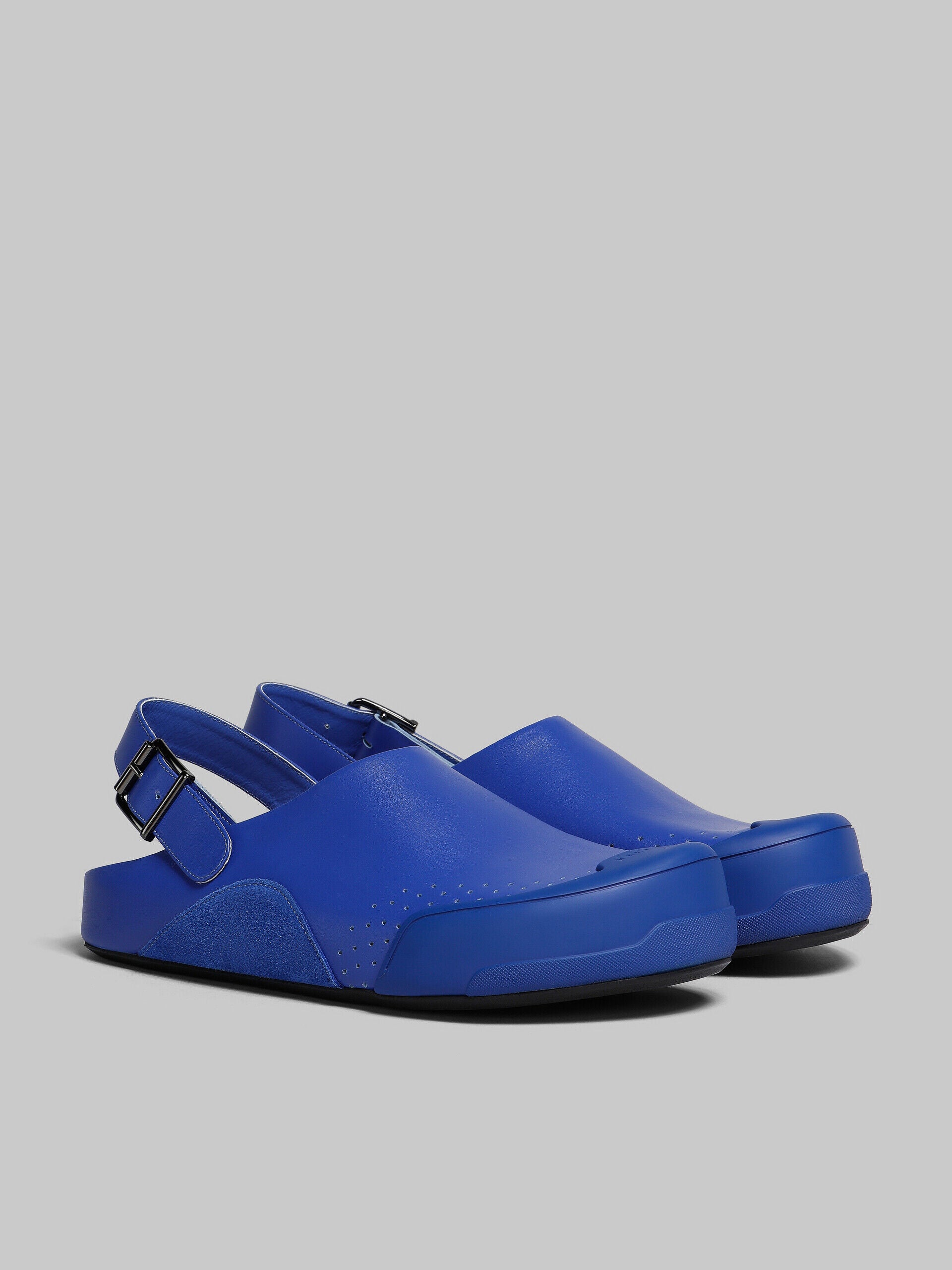 MARNI MEN'S BRIGHT BLUE LEATHER CLOGS