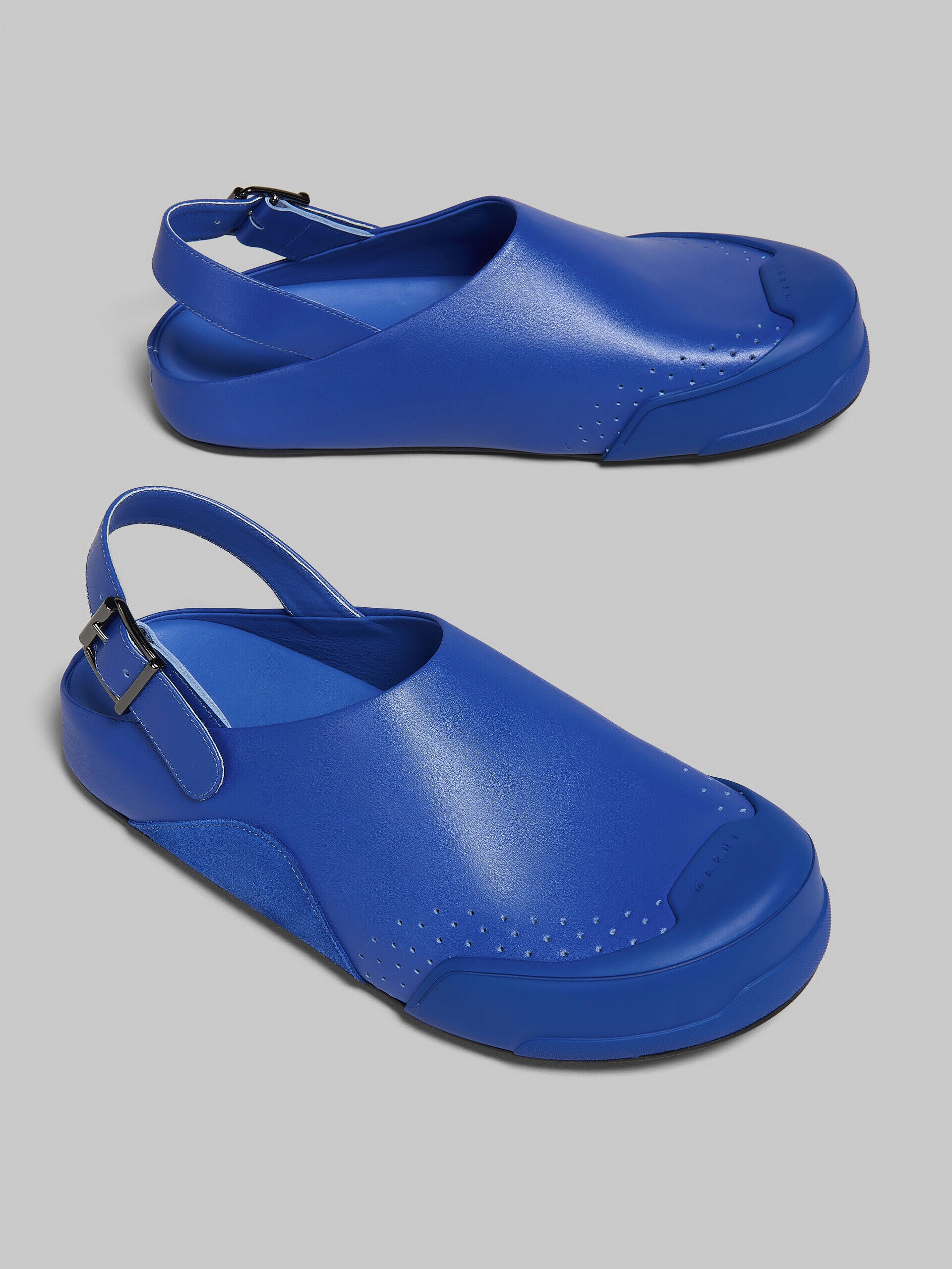MARNI MEN'S BRIGHT BLUE LEATHER CLOGS