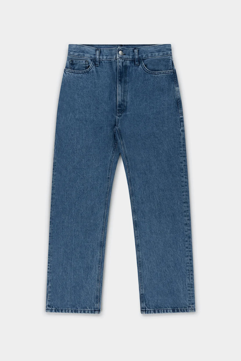 Non straight jean medium wash denim