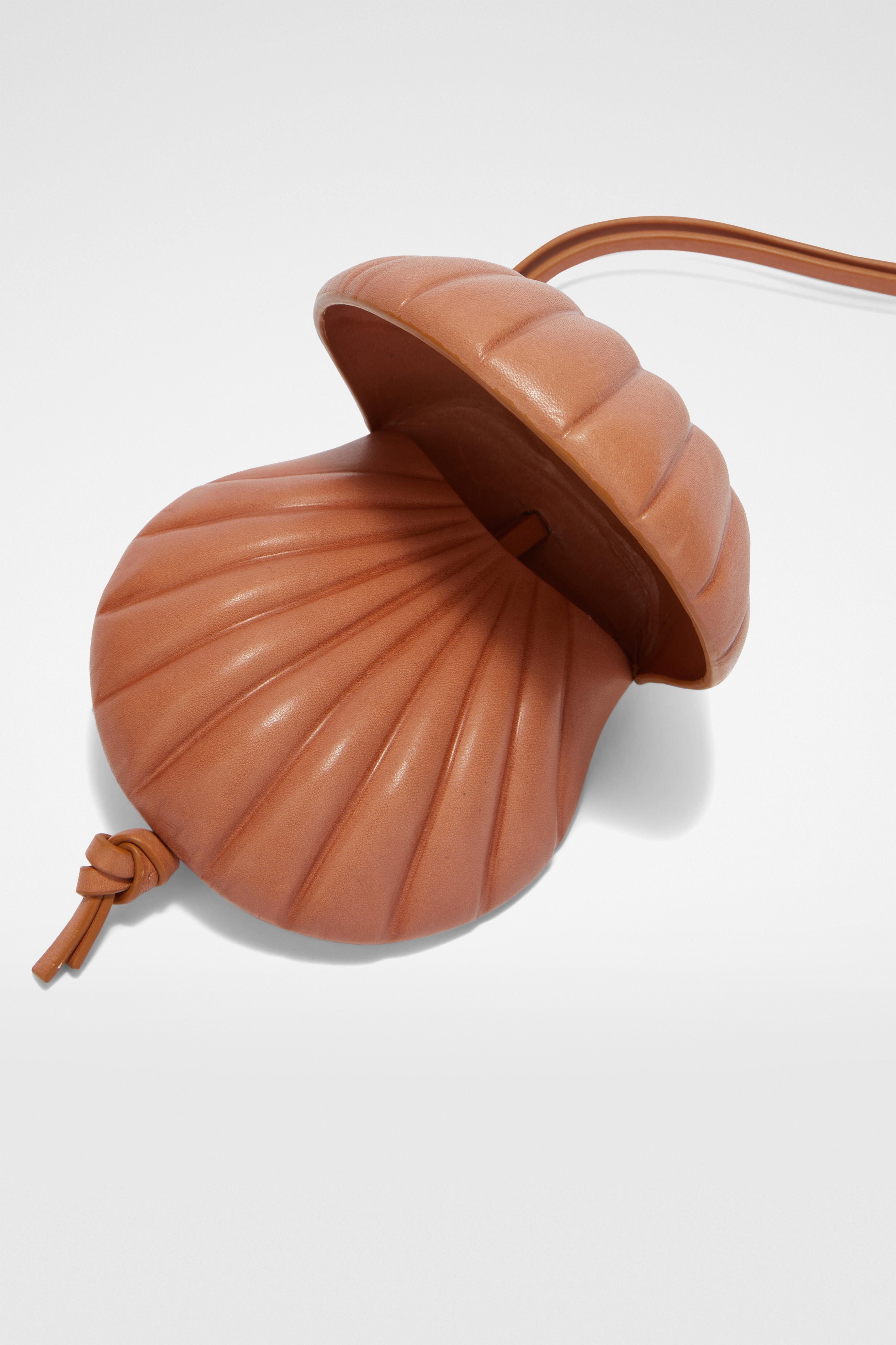 JIL SANDER WOMEN'S TAN LEATHER SHELL-SHAPED POUCH