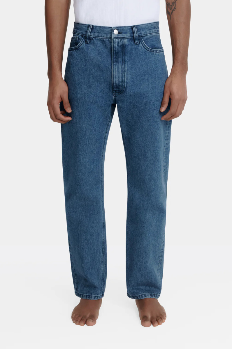 Non straight jean medium wash denim