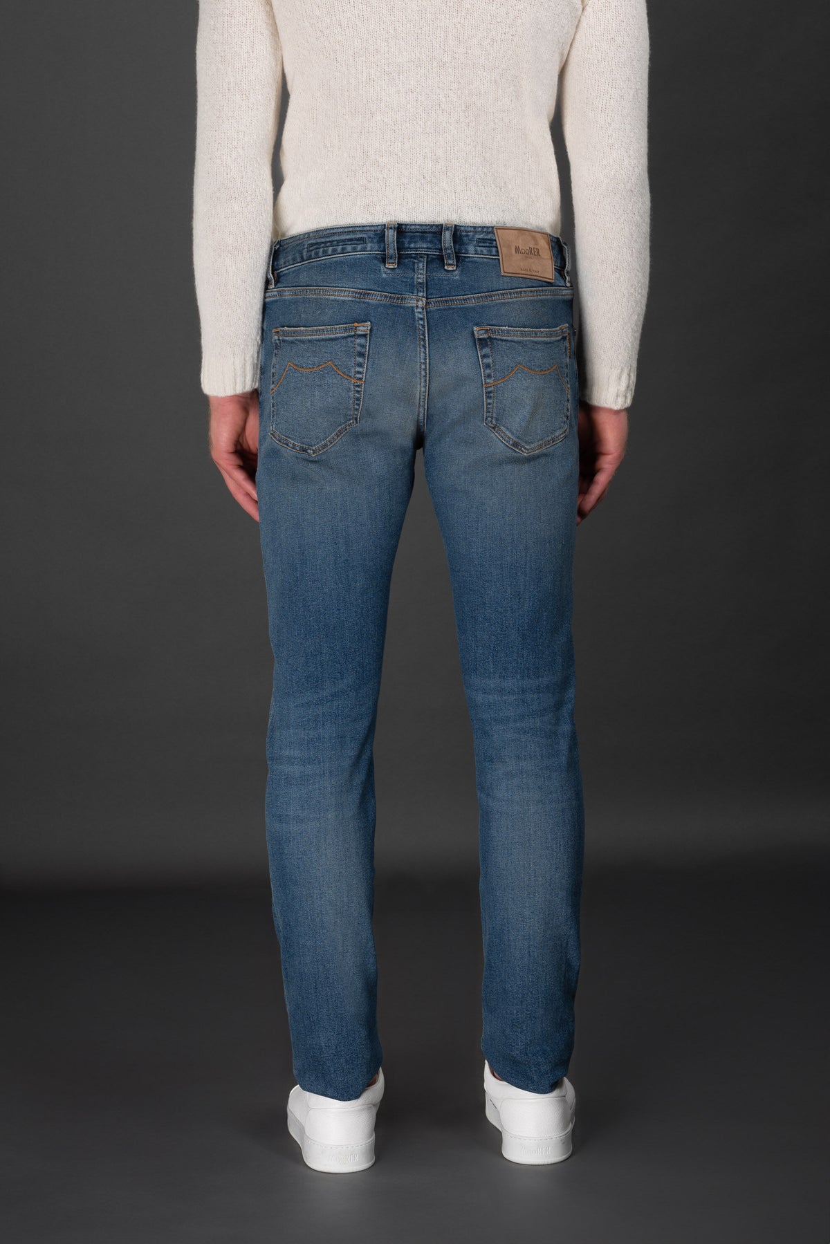 MOORER MEN'S MEDIUM BLUE SLIM JEANS