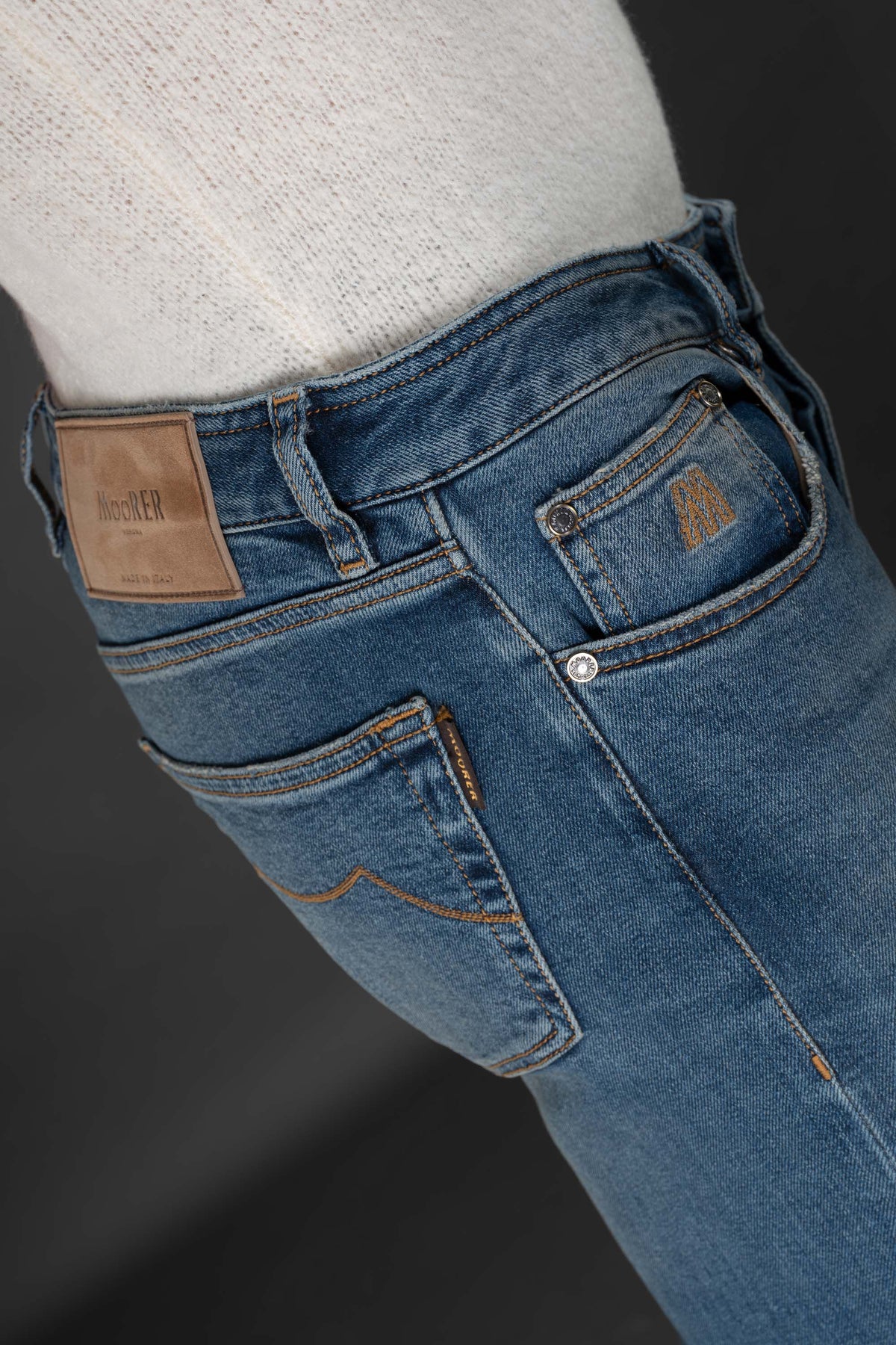 MOORER MEN'S MEDIUM BLUE SLIM JEANS