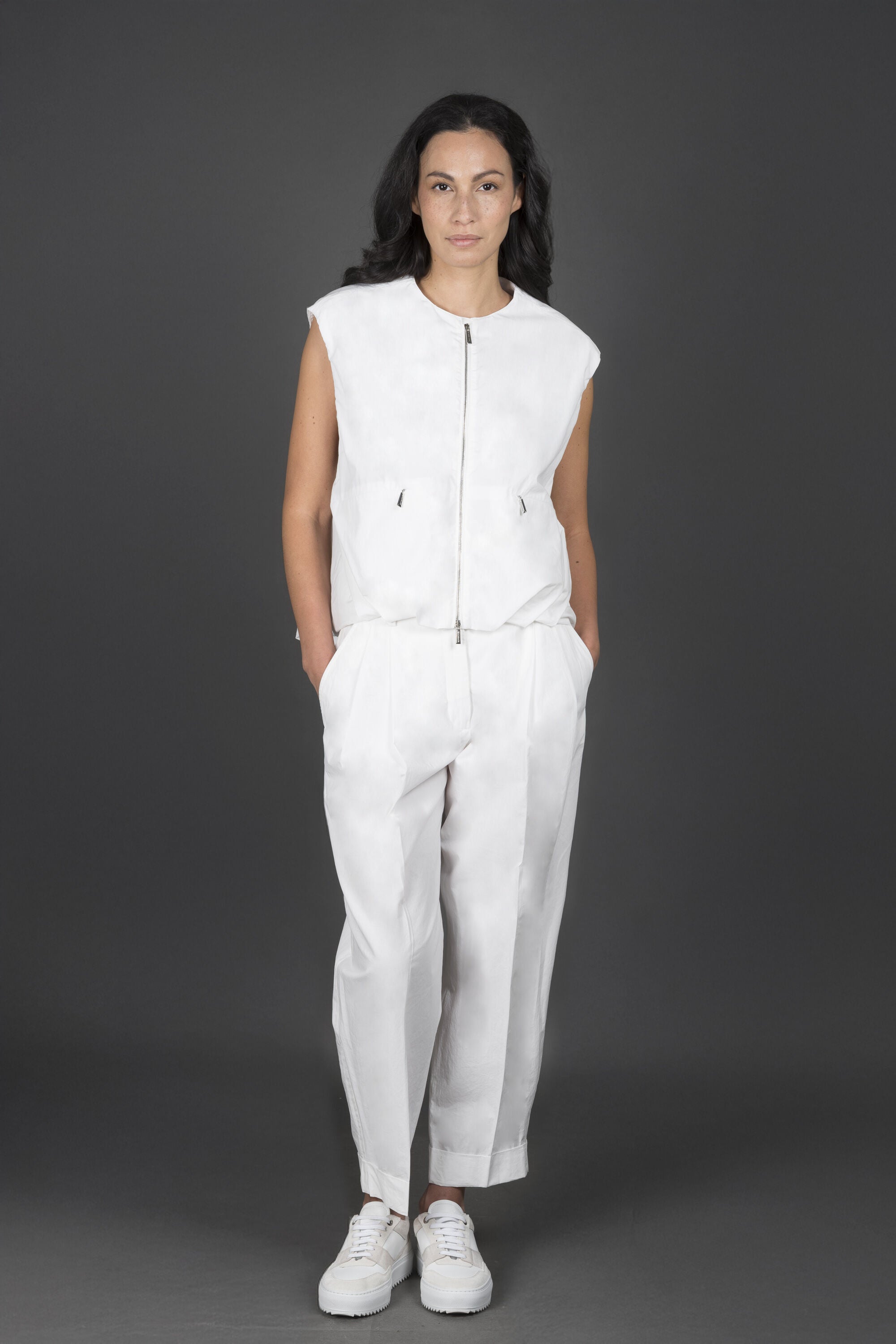 MOORER WOMEN'S WHITE SLEEVELESS ZIPPERED JACKET