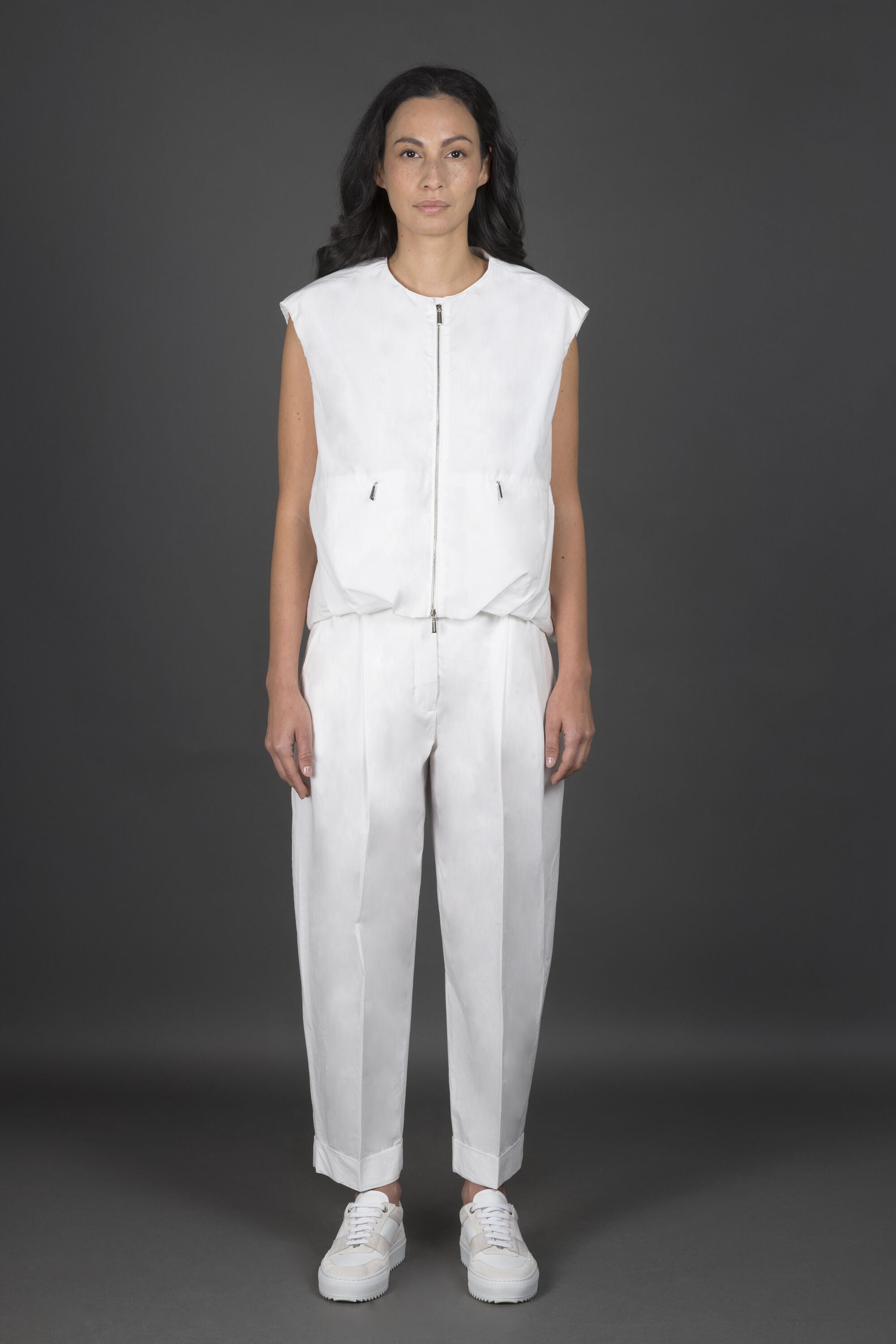 MOORER WOMEN'S WHITE SLEEVELESS ZIPPERED JACKET