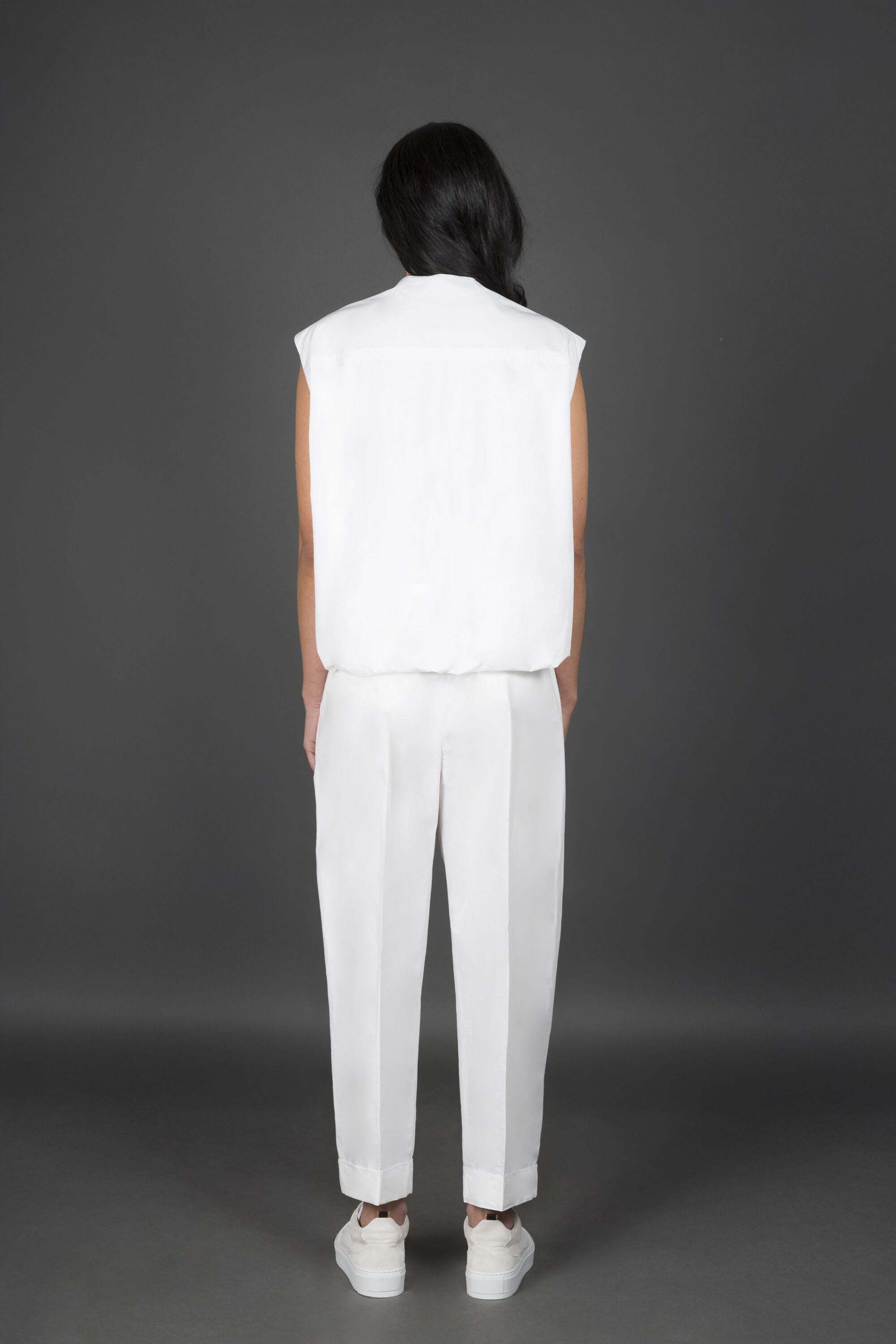 MOORER WOMEN'S WHITE SLEEVELESS ZIPPERED JACKET