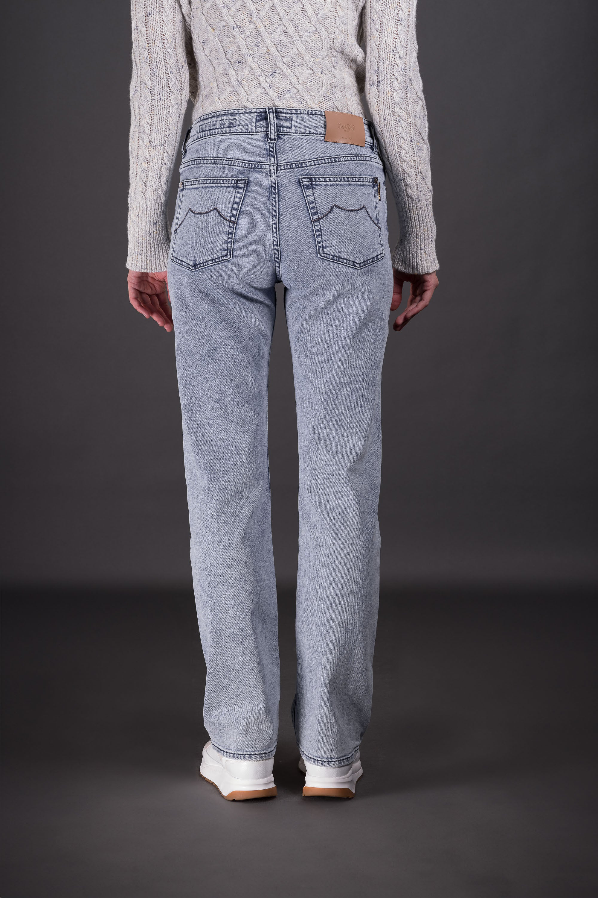 MOORER WOMEN'S LIGHT WASH STRAIGHT-LEG JEANS