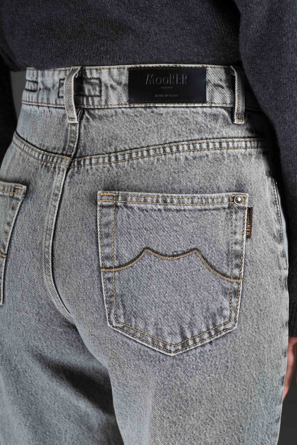 MOORER WOMEN'S LIGHT GREY STRAIGHT TROUSERS
