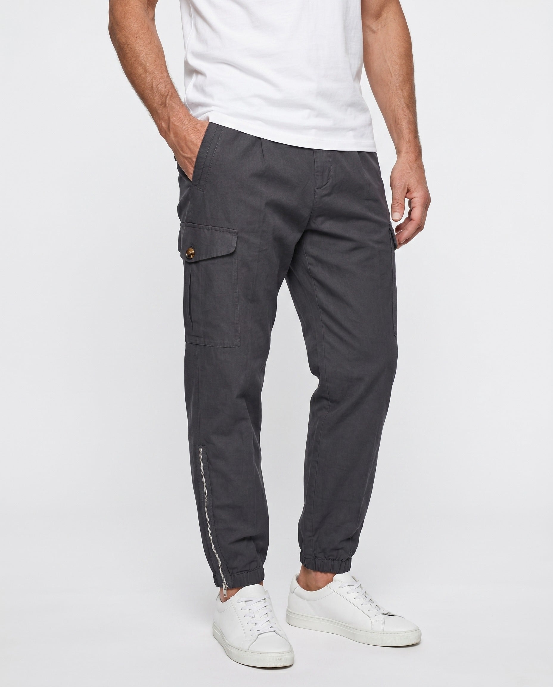 BRUNELLO CUCINELLI MEN'S ANTHRACITE LINEN BLEND CARGO TROUSERS
