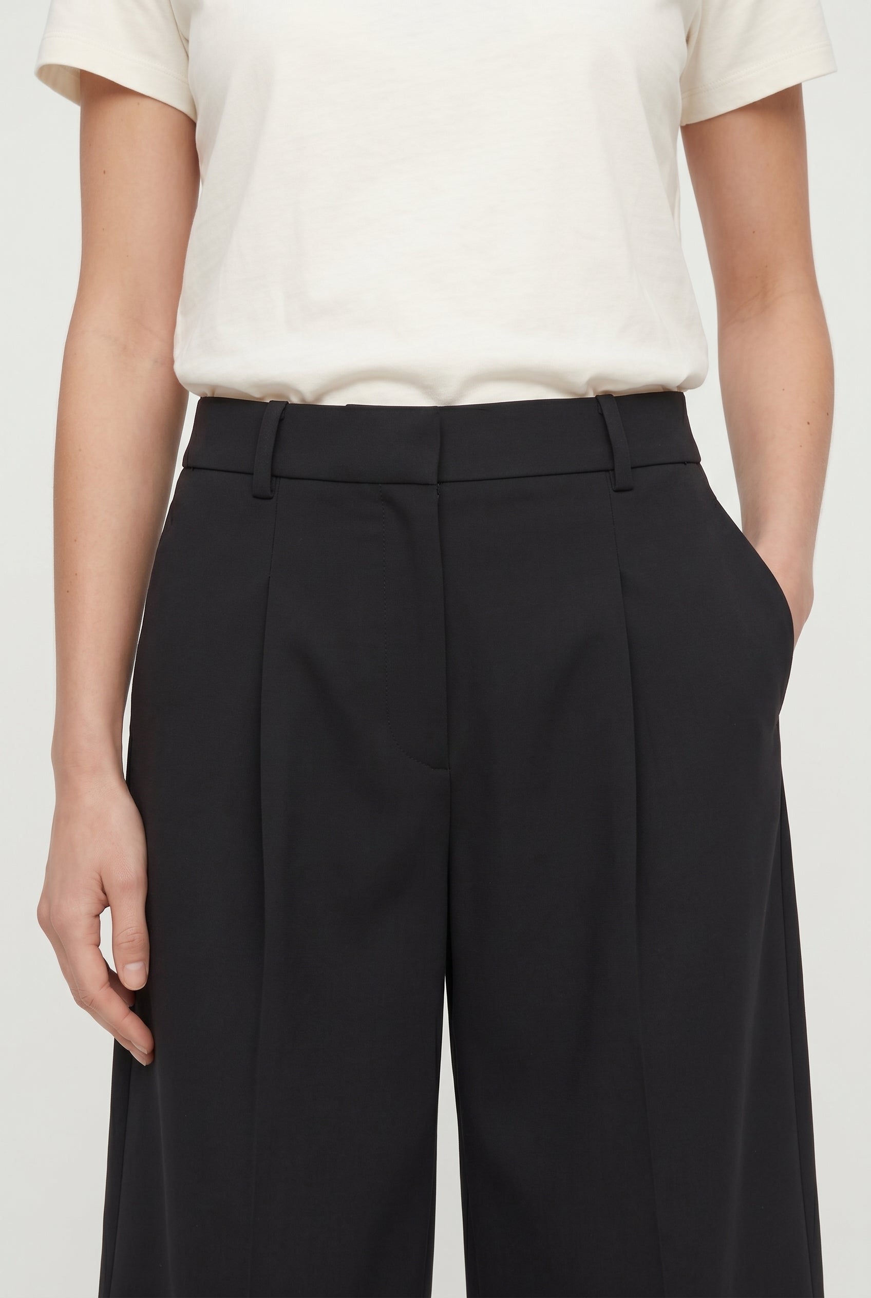 BRUNELLO CUCINELLI WOMEN'S BLACK TAILORED CULOTTE SHORTS