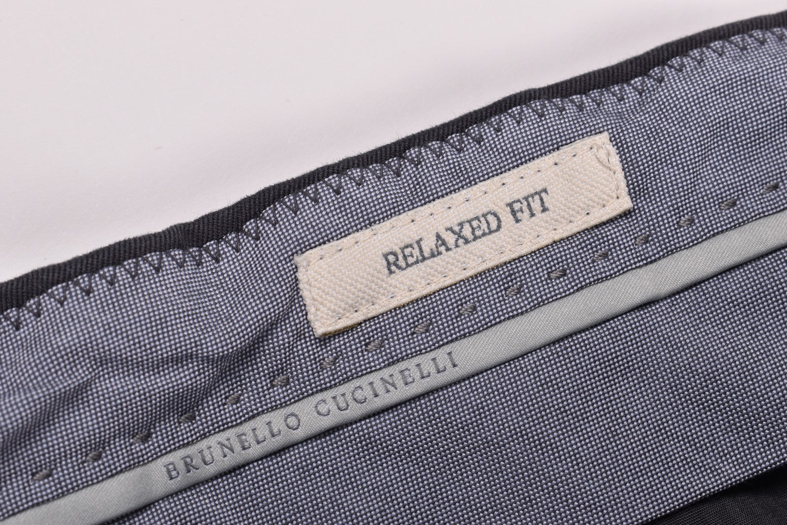 BRUNELLO CUCINELLI MEN'S DARK GREY PLEATED TROUSERS