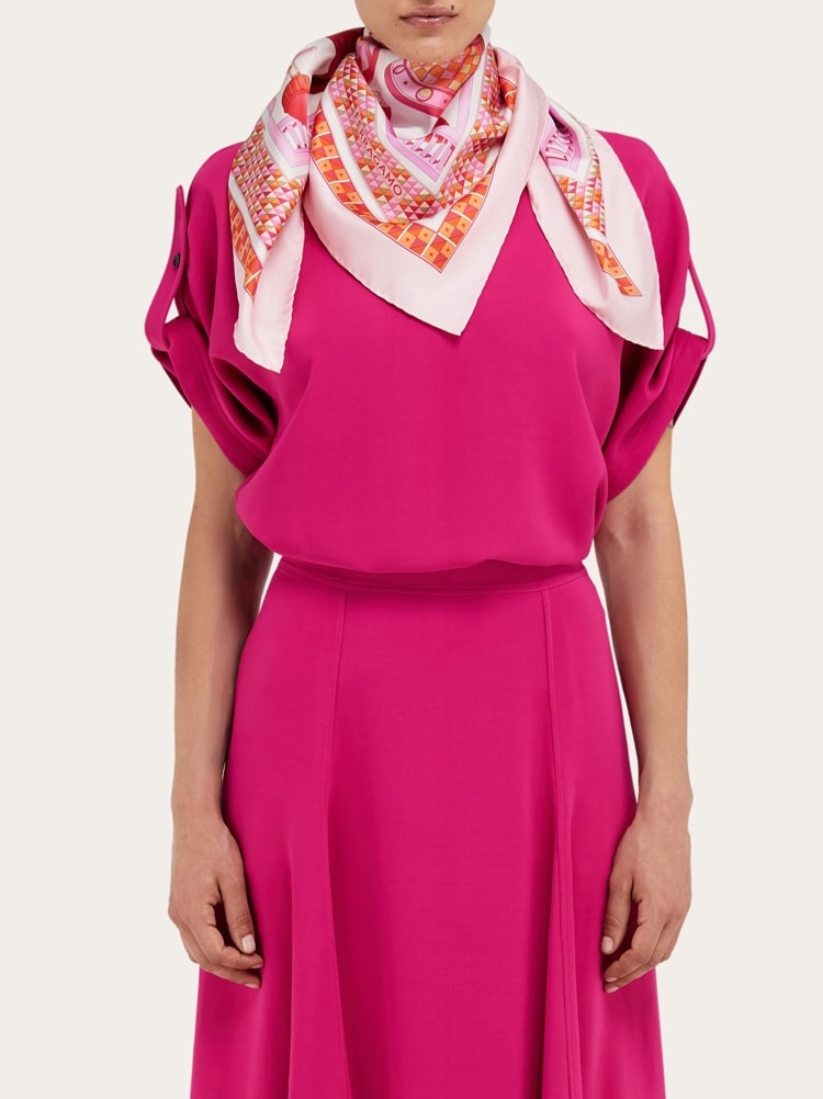 FERRAGAMO WOMEN'S SCARF NWT