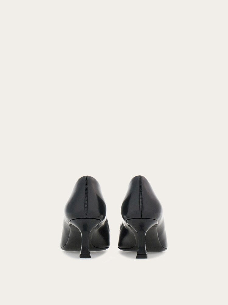 FERRAGAMO WOMEN'S BLACK LEATHER POINTED SHOES