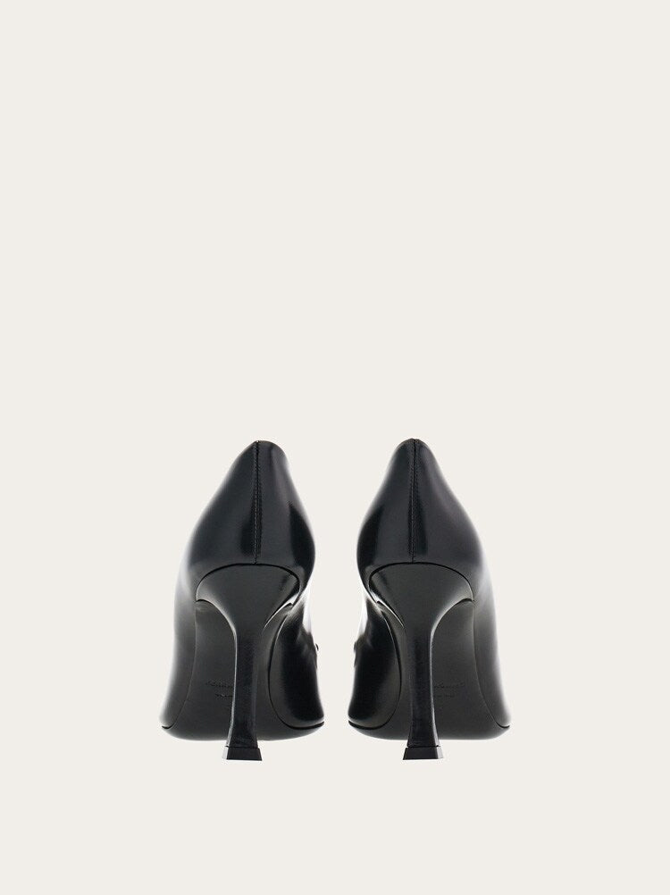 FERRAGAMO WOMEN'S BLACK LAMBSKIN POINTED PUMPS