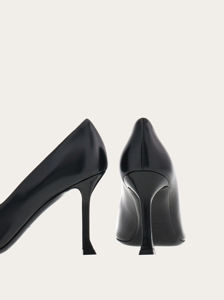 FERRAGAMO WOMEN'S BLACK LAMBSKIN POINTED PUMPS