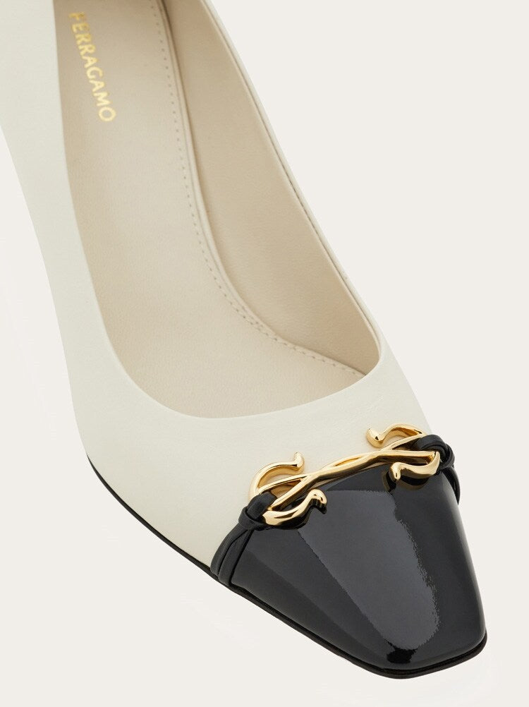 FERRAGAMO WOMEN'S OFF WHITE LEATHER POINTED SHOES