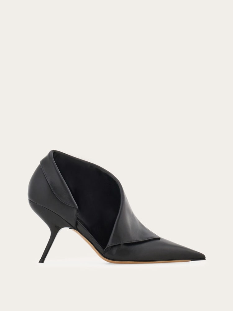 FERRAGAMO WOMEN'S BLACK LAMBSKIN POINTED SHOES