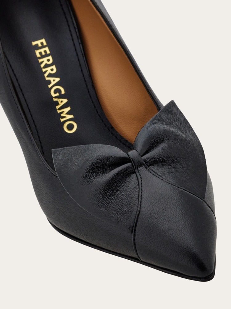 FERRAGAMO WOMEN'S BLACK LAMBSKIN POINTED SHOES