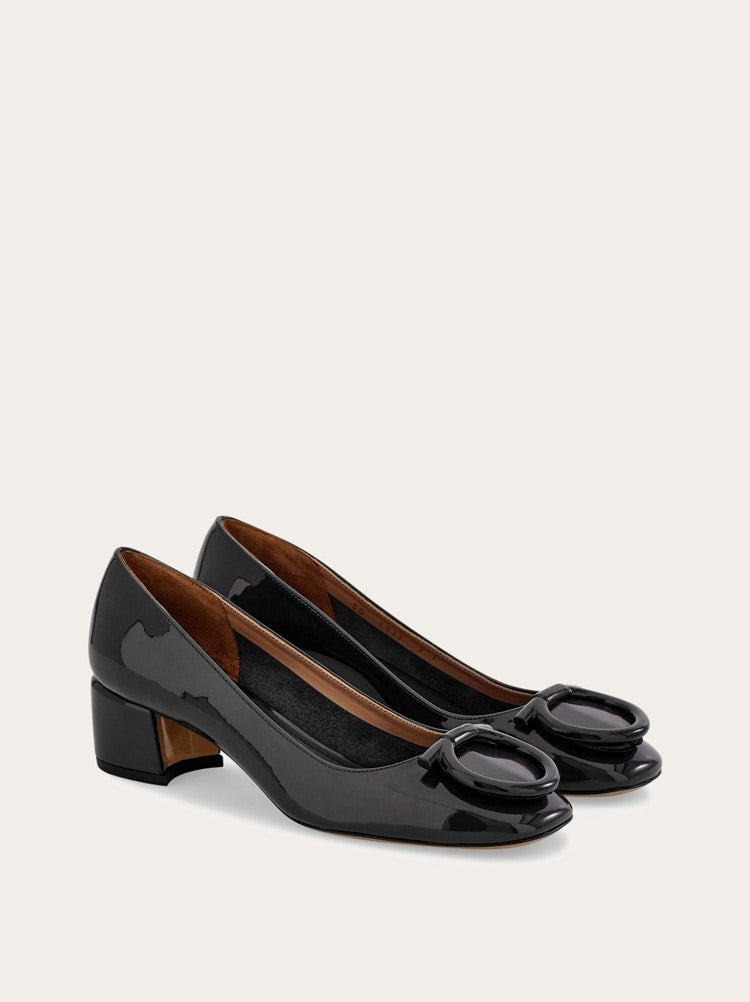 FERRAGAMO WOMEN'S BLACK PATENT LEATHER PUMPS