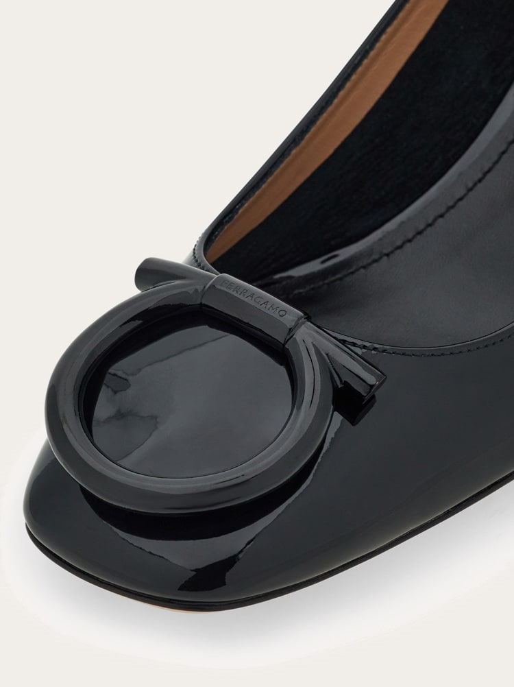 FERRAGAMO WOMEN'S BLACK PATENT LEATHER PUMPS