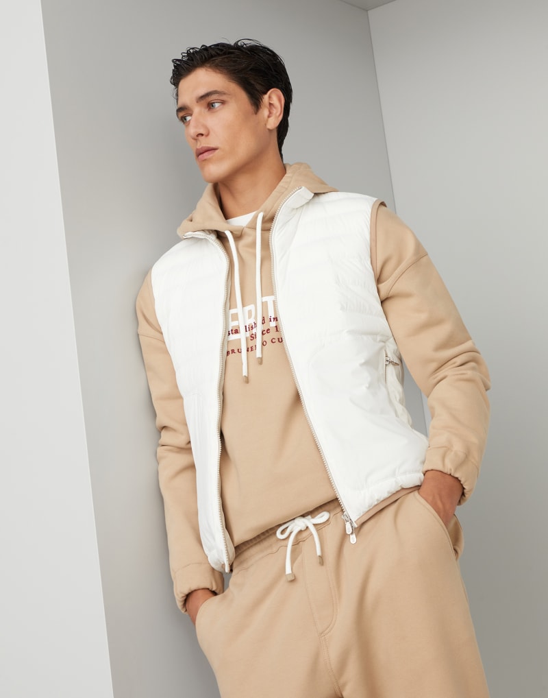 BRUNELLO CUCINELLI MEN'S WHITE QUILTED SLEEVELESS JACKET