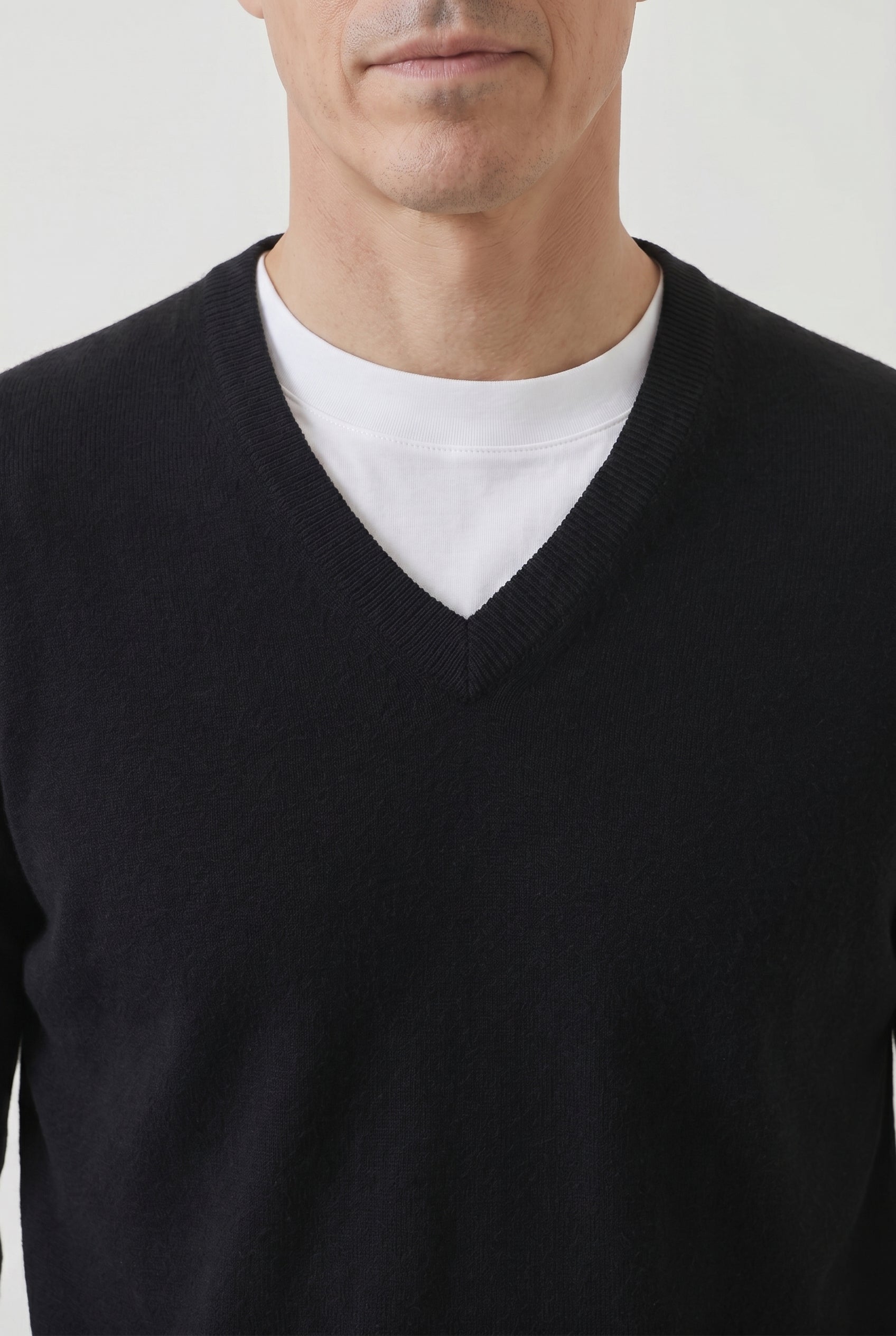 BRUNELLO CUCINELLI MEN'S BLACK WOOL V NECK SWEATER