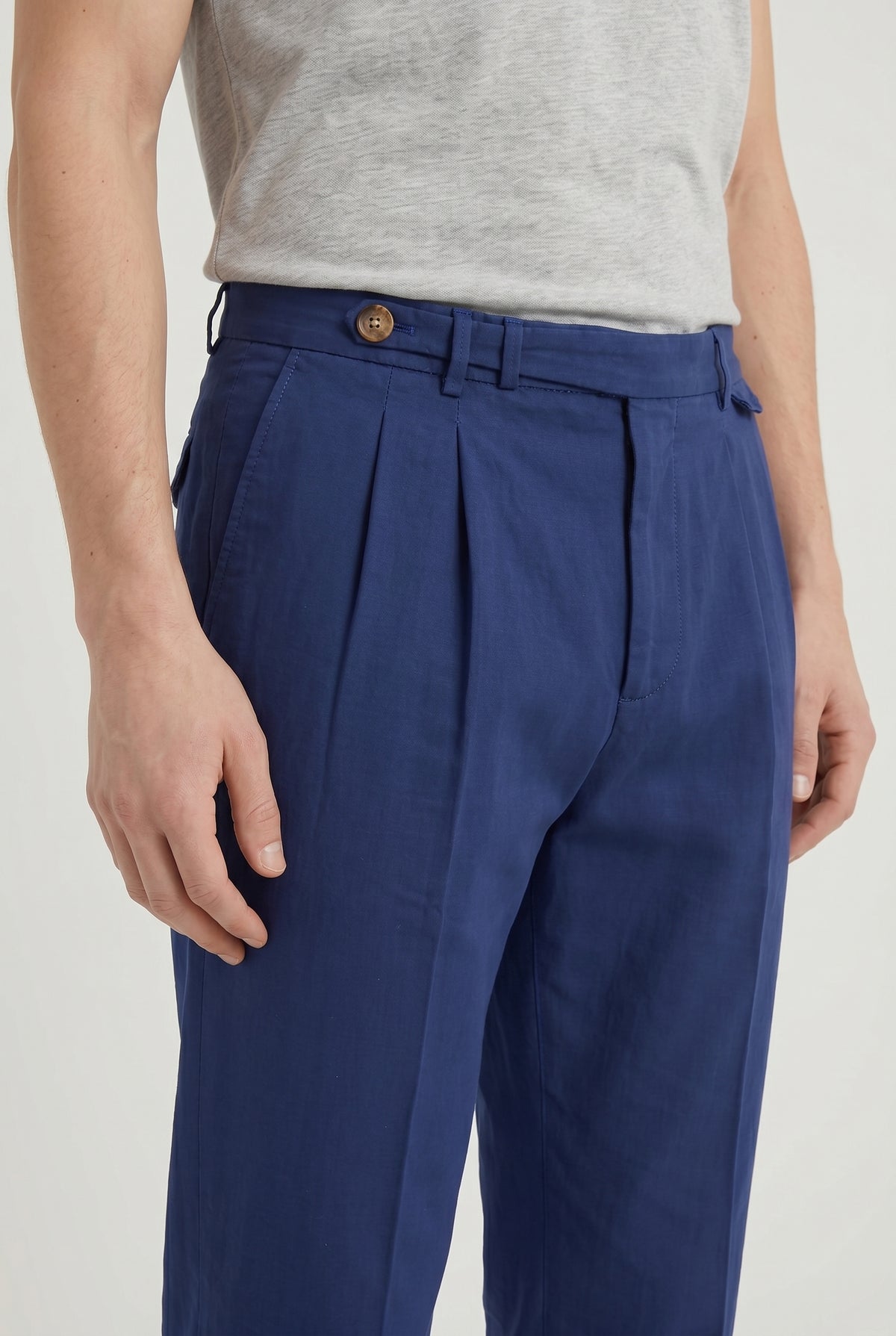 BRUNELLO CUCINELLI MEN'S BLUE PLEATED COTTON TROUSERS
