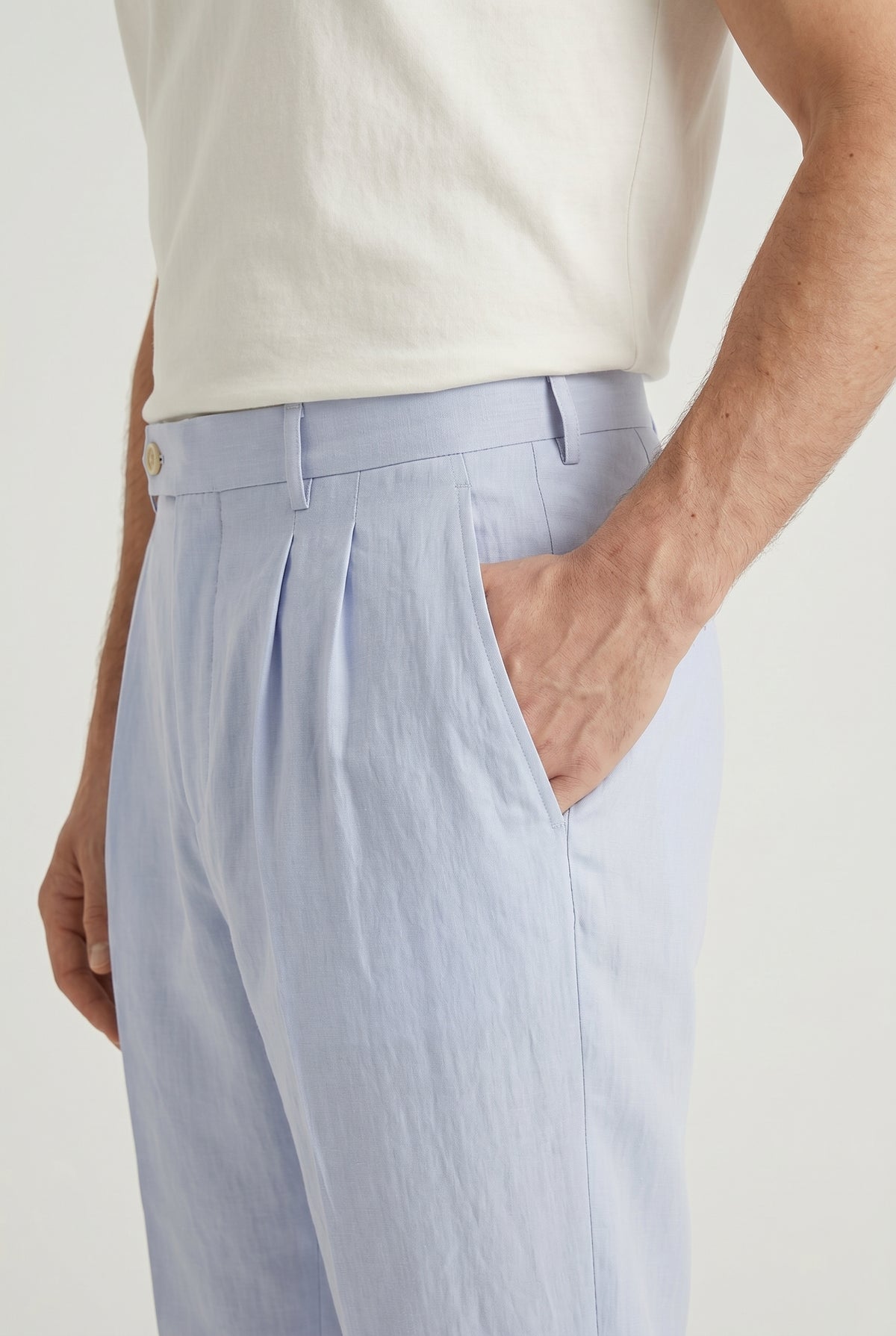 BRUNELLO CUCINELLI MEN'S LIGHT BLUE LINEN TAILORED TROUSERS