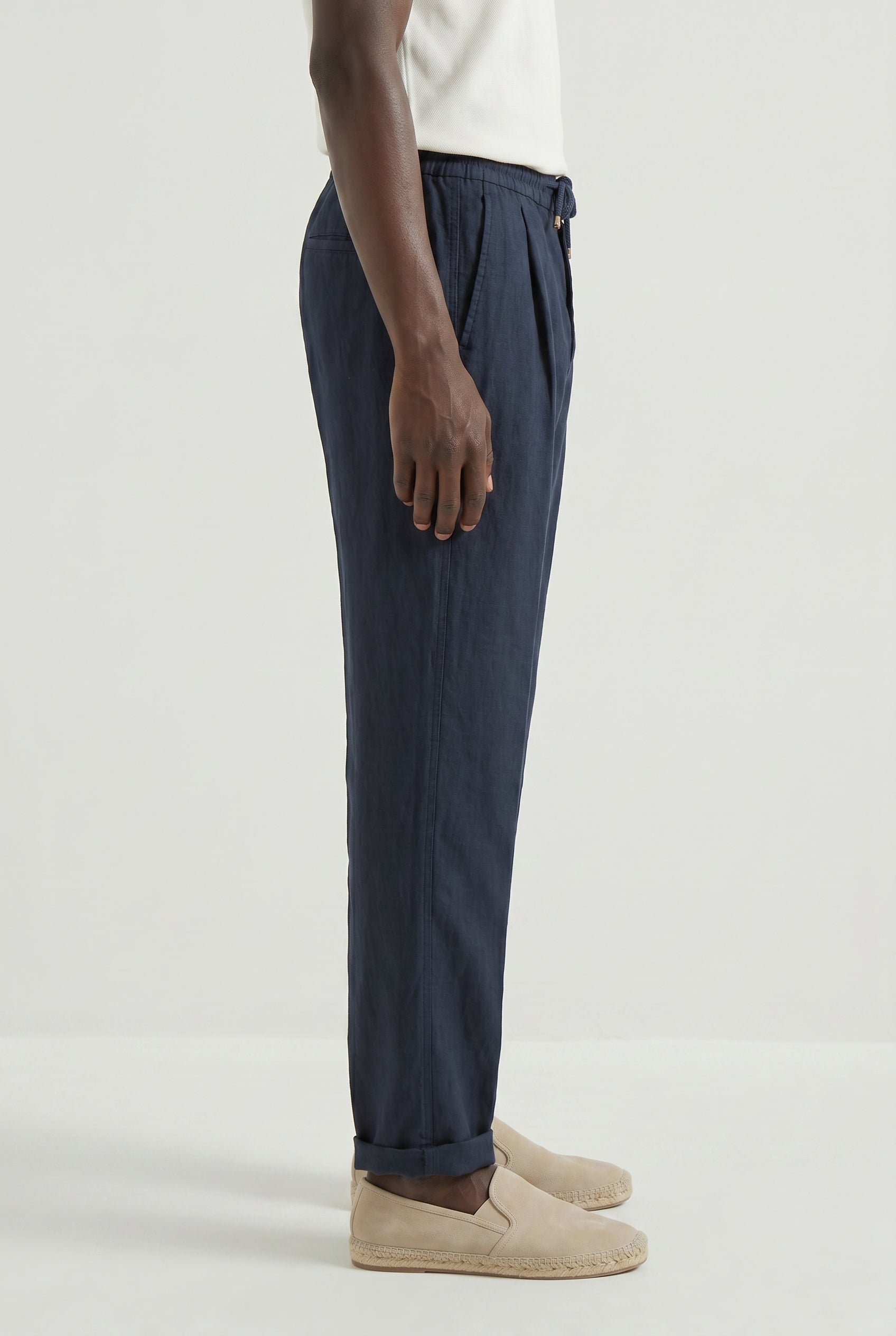 BRUNELLO CUCINELLI MEN'S NAVY LINEN RELAXED TROUSERS