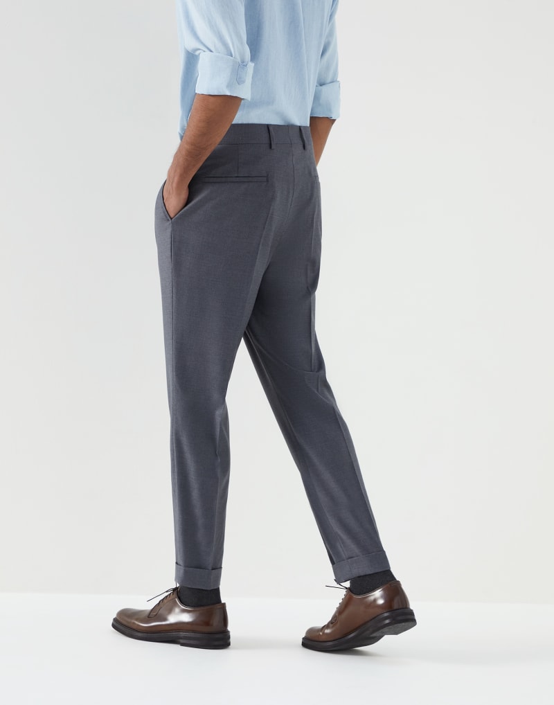BRUNELLO CUCINELLI MEN'S MEDIUM GREY PLEATED TROUSERS
