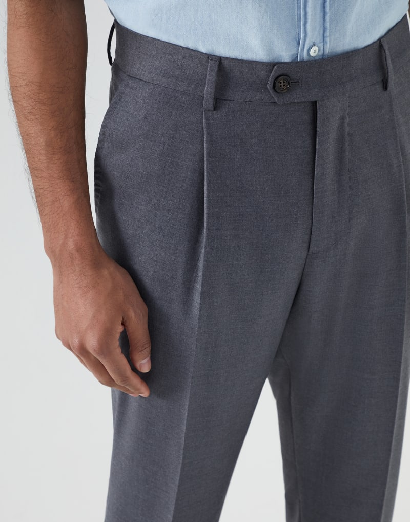 BRUNELLO CUCINELLI MEN'S MEDIUM GREY PLEATED TROUSERS