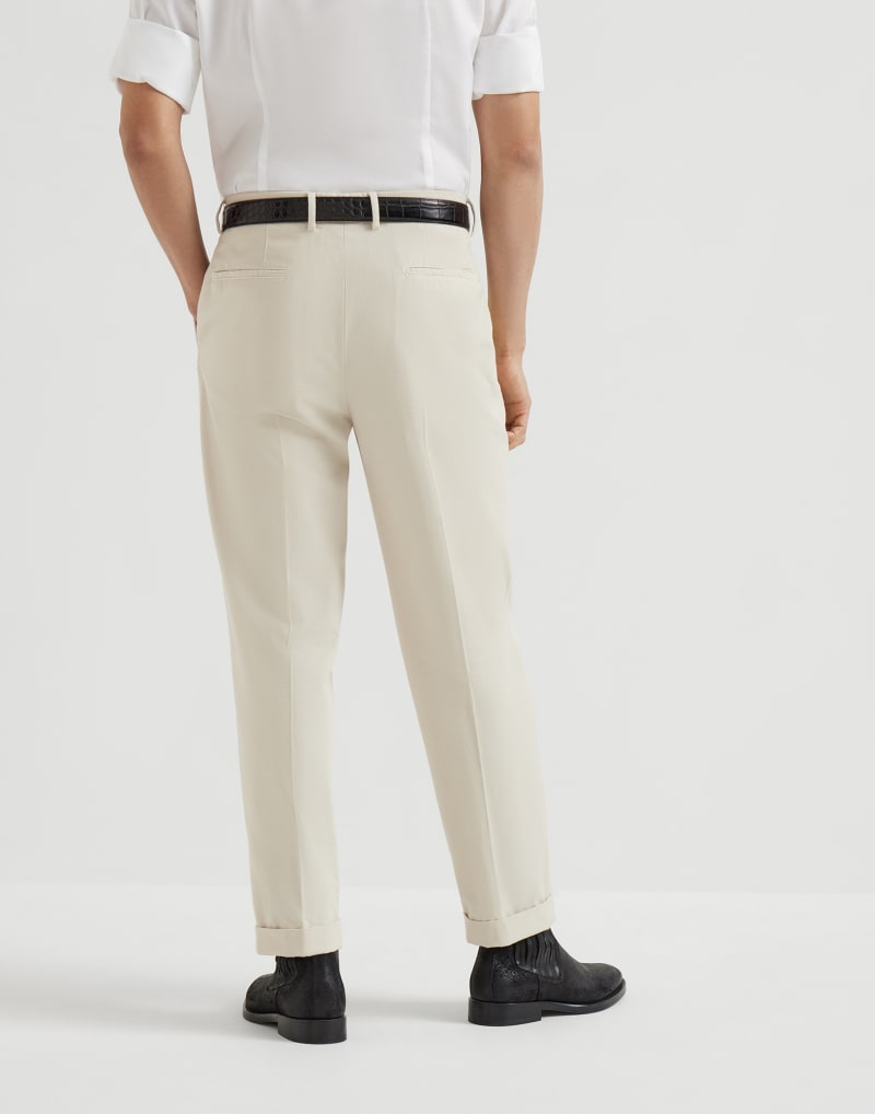 BRUNELLO CUCINELLI MEN'S OFF WHITE COTTON PLEATED TROUSERS