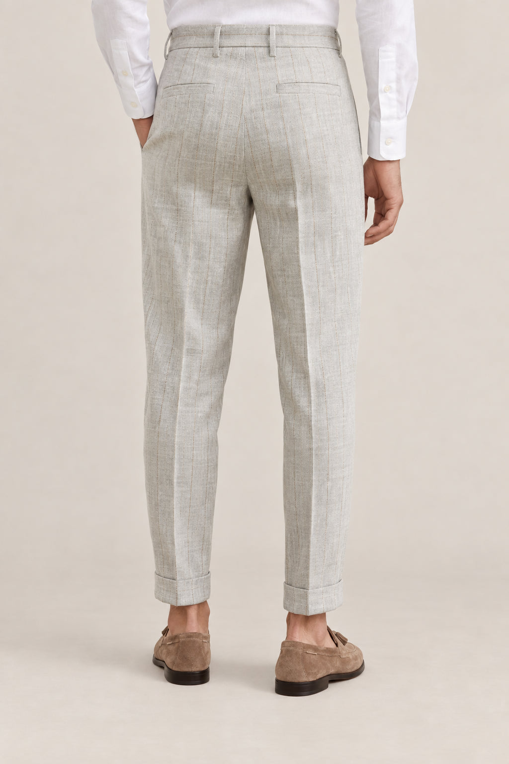 BRUNELLO CUCINELLI MEN'S LIGHT GREY PLEATED TROUSERS
