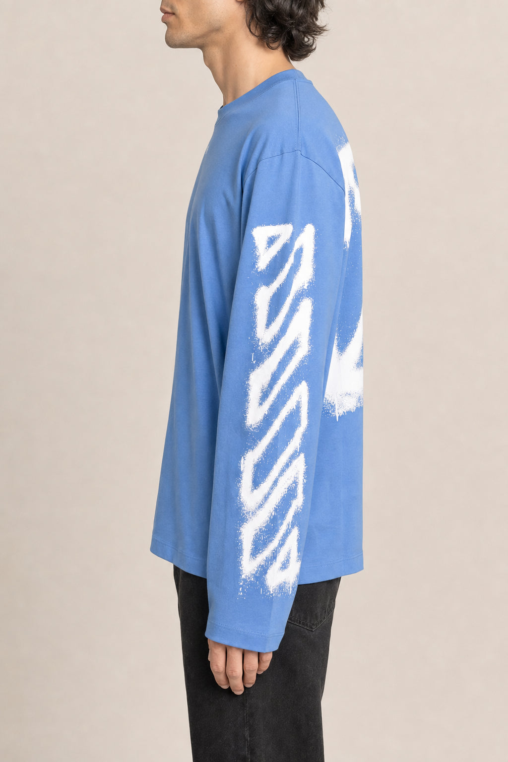 OFF-WHITE MEN'S SPRAY CAN ARROW SKATE L/S TEE