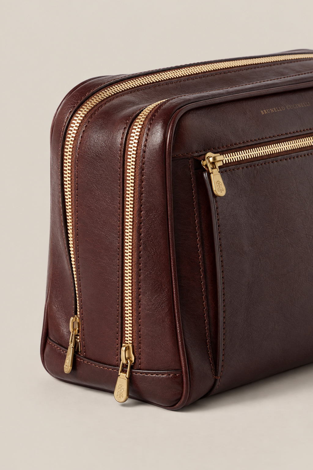 BRUNELLO CUCINELLI MEN'S BURGUNDY LEATHER ZIP BAG