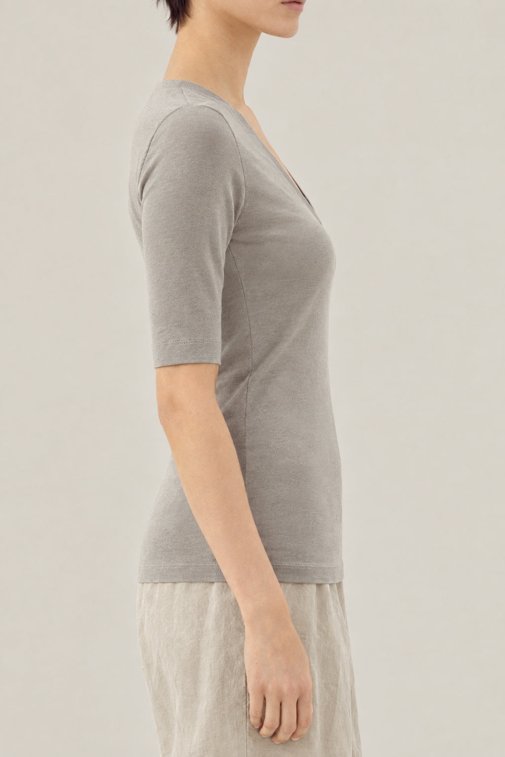 BRUNELLO CUCINELLI WOMEN'S KHAKI STRETCH COTTON V NECK SHIRT