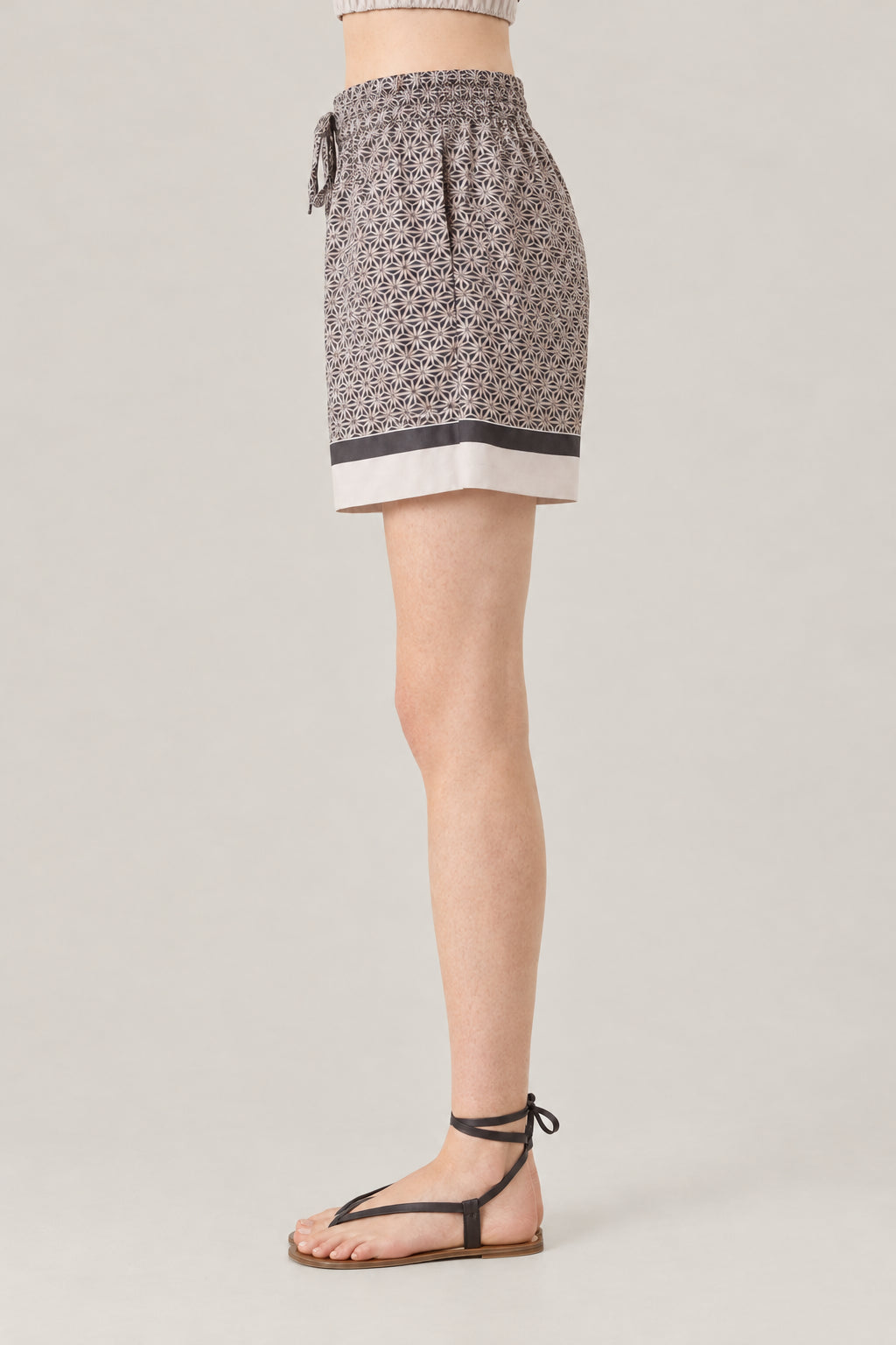 BRUNELLO CUCINELLI WOMEN'S ANTHRACITE BEIGE PATTERNED SILK SHORTS