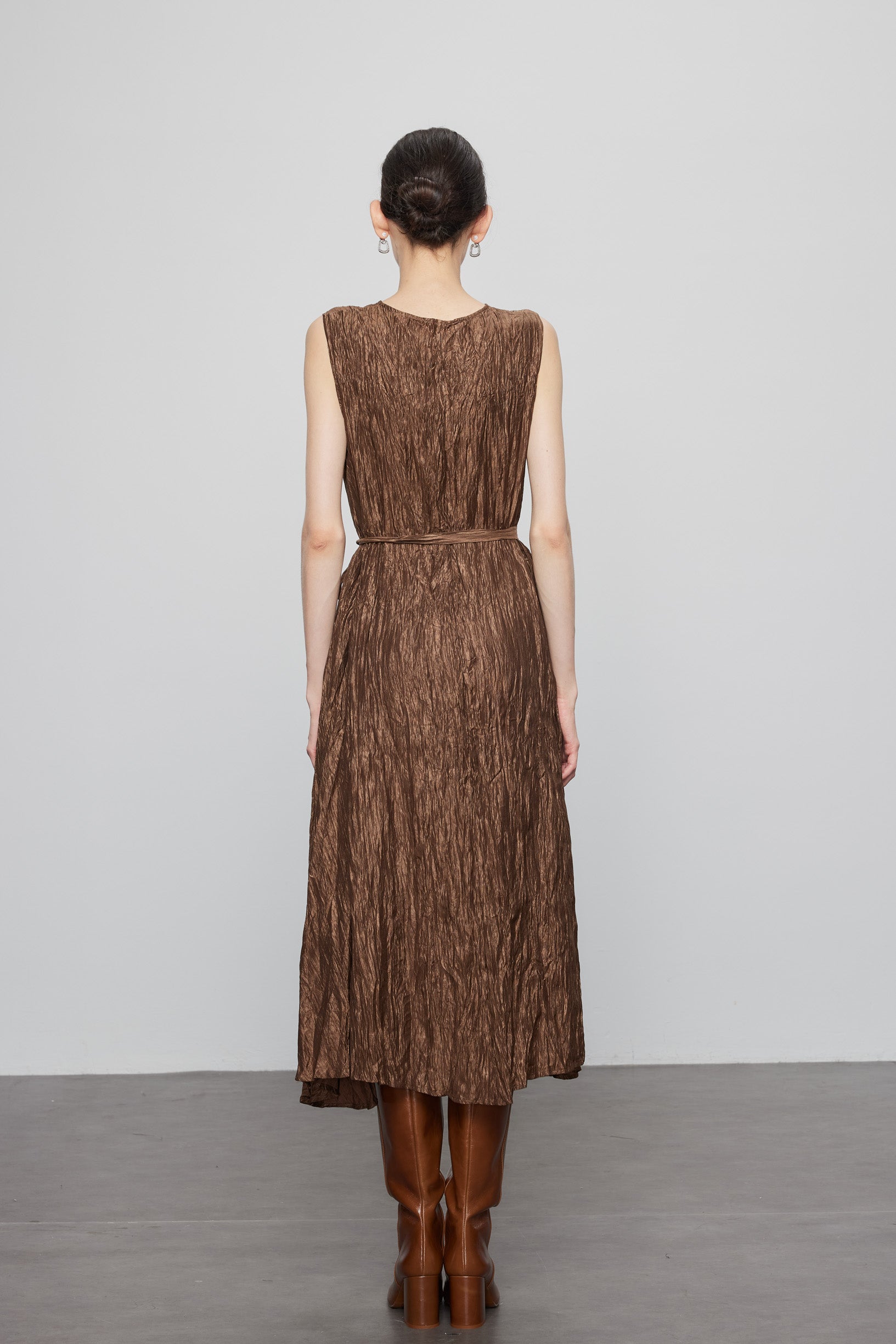 Max Simple V Neck Pleated Belted Sleeveless Dress Brown
