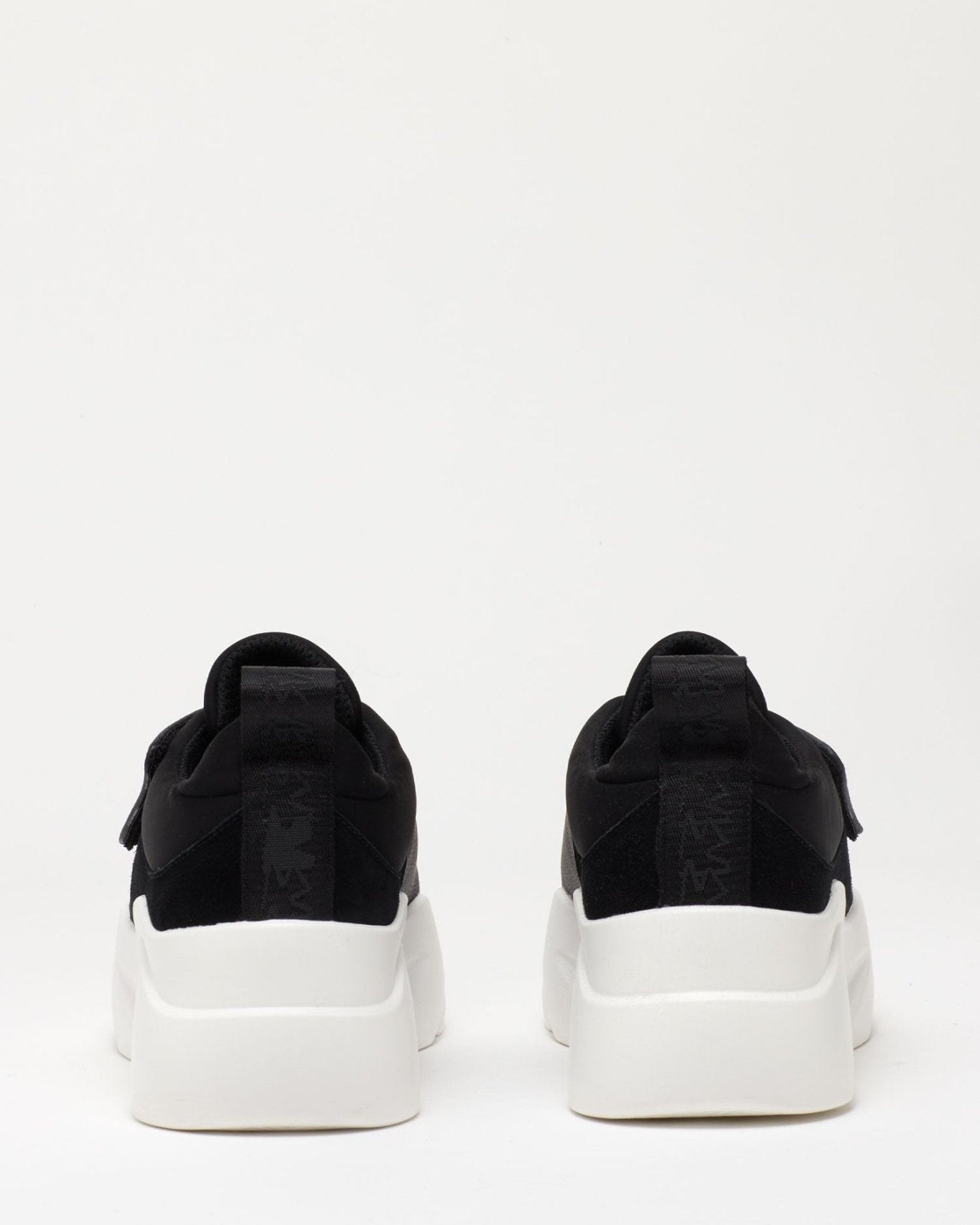 Slip On Sneakers - Magnlens