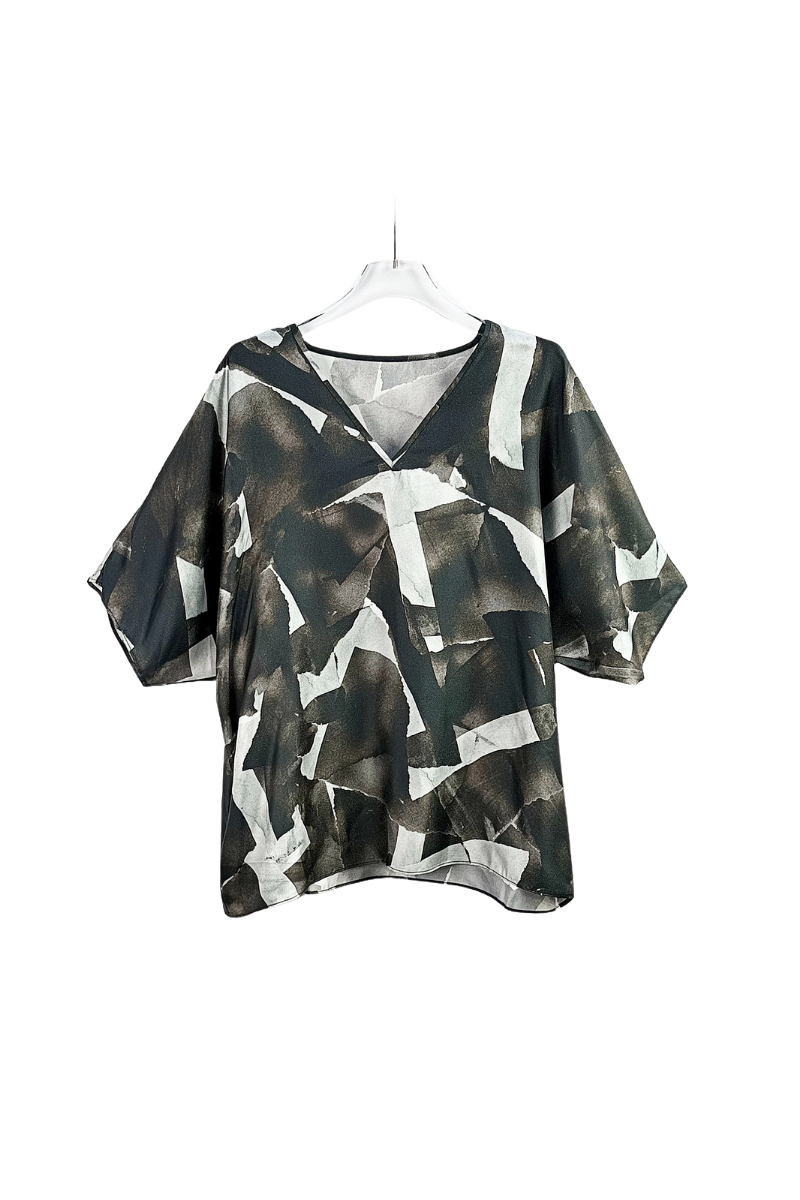 Max Simple V-Neck Graphic Silk Black