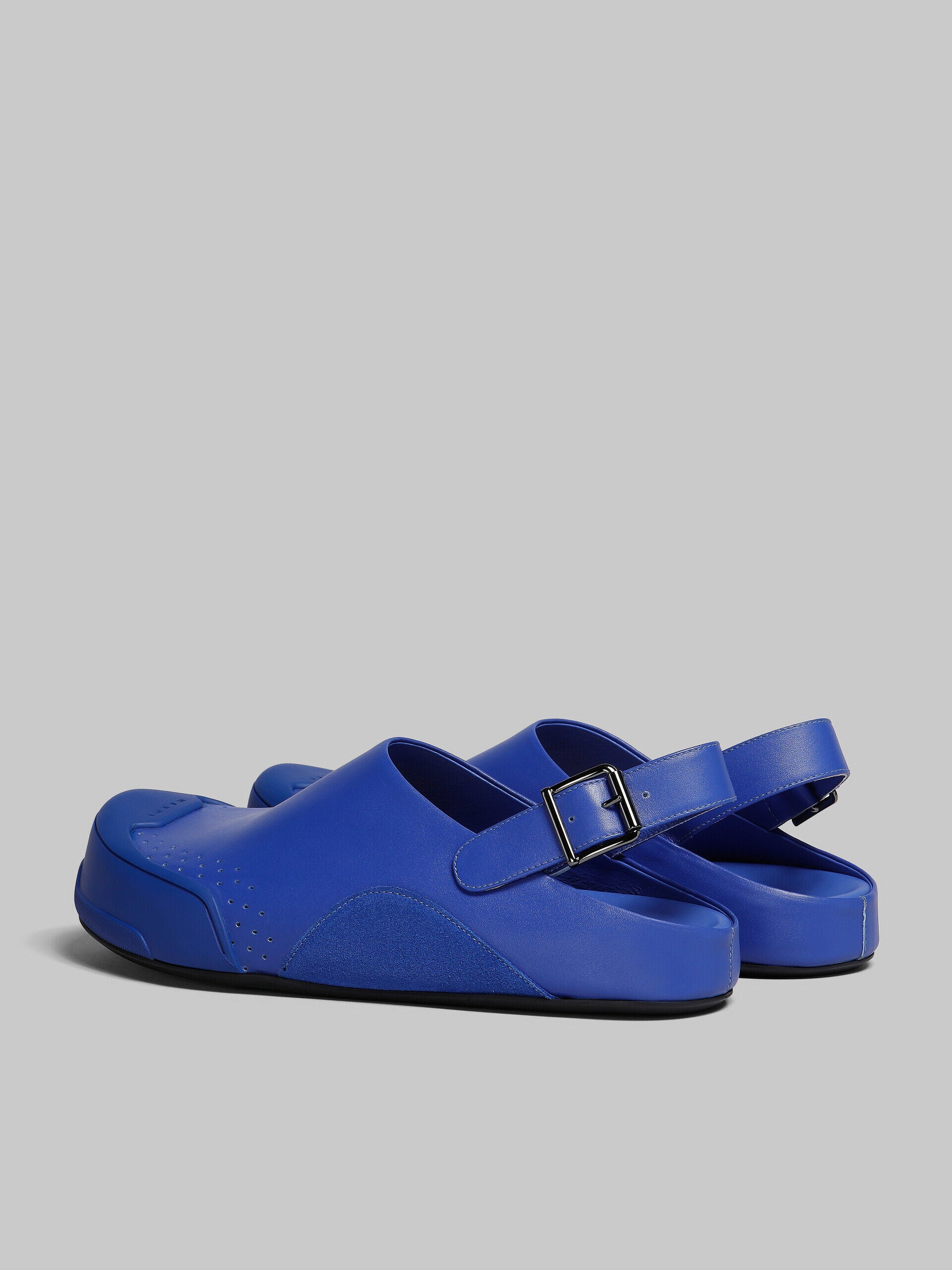MARNI MEN'S BRIGHT BLUE LEATHER CLOGS