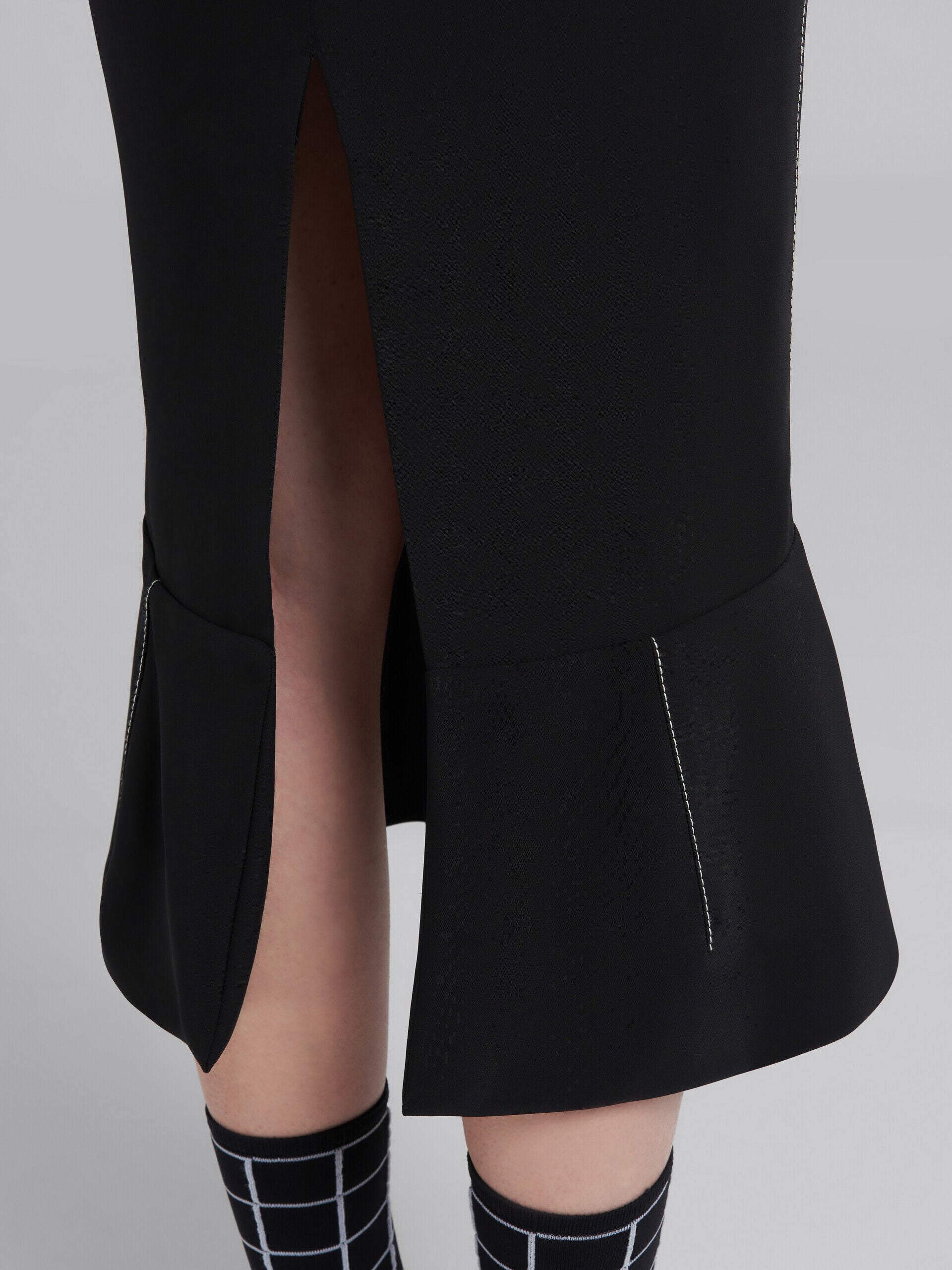 MARNI WOMEN'S BLACK PENCIL SKIRT WITH RUFFLE HEM
