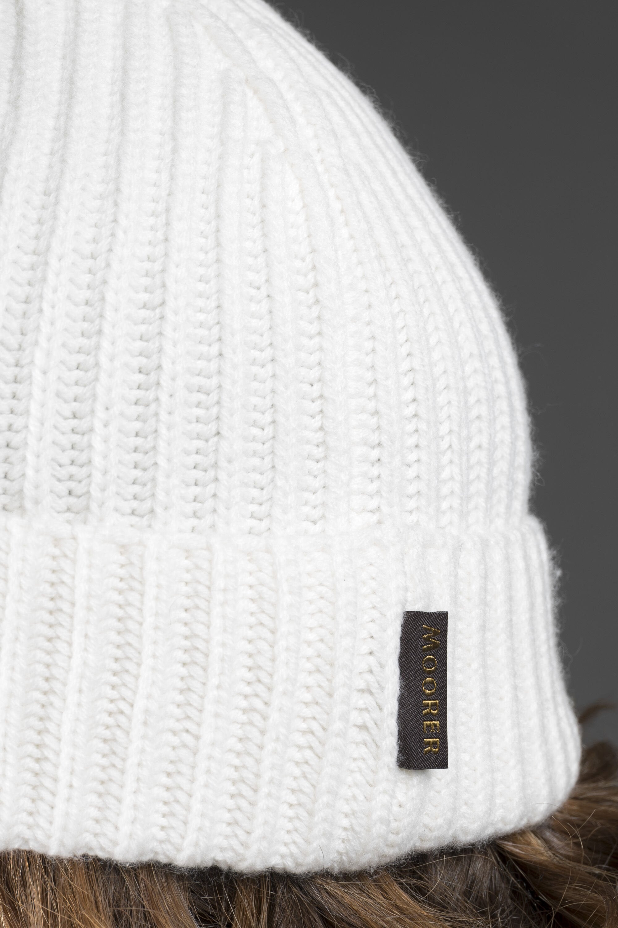 MOORER MEN'S WHITE RIBBED KNIT BEANIE