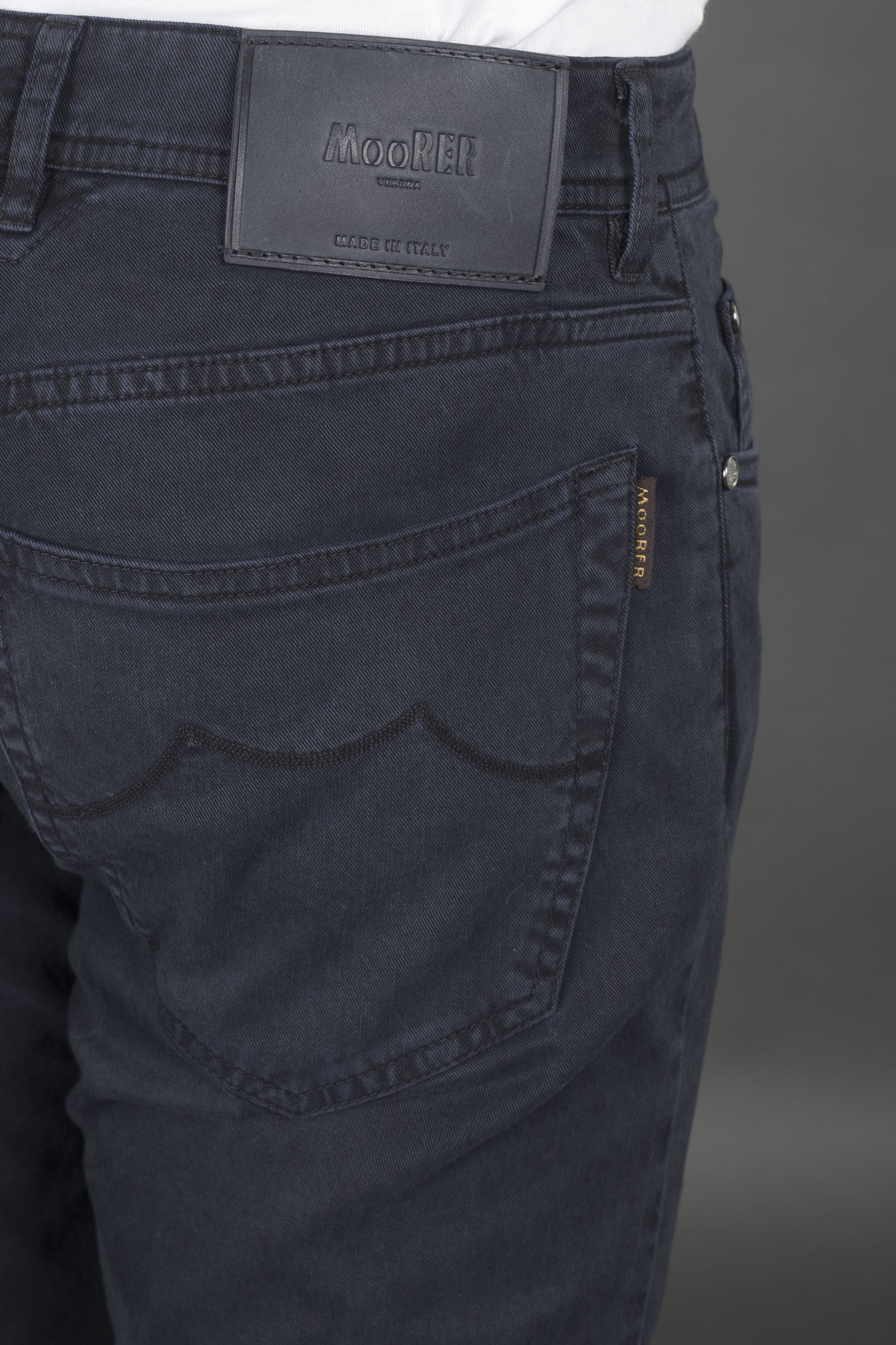 MOORER MEN'S NAVY SLIM-FIT TROUSERS
